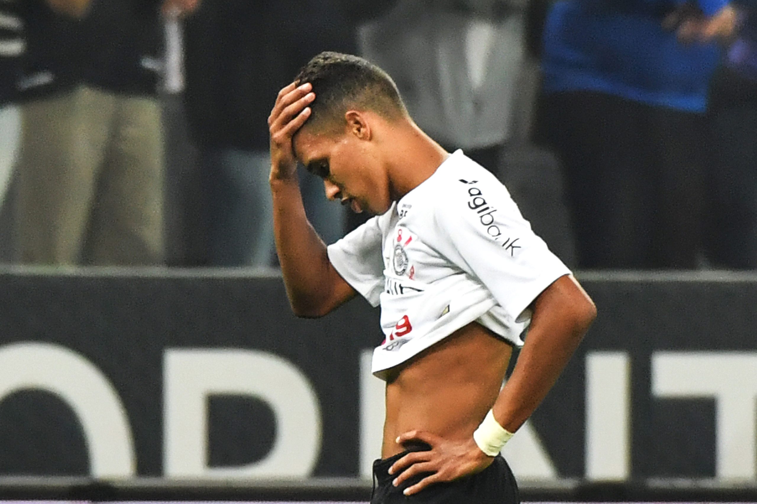 O estranho negócio entre Benfica e Corinthians