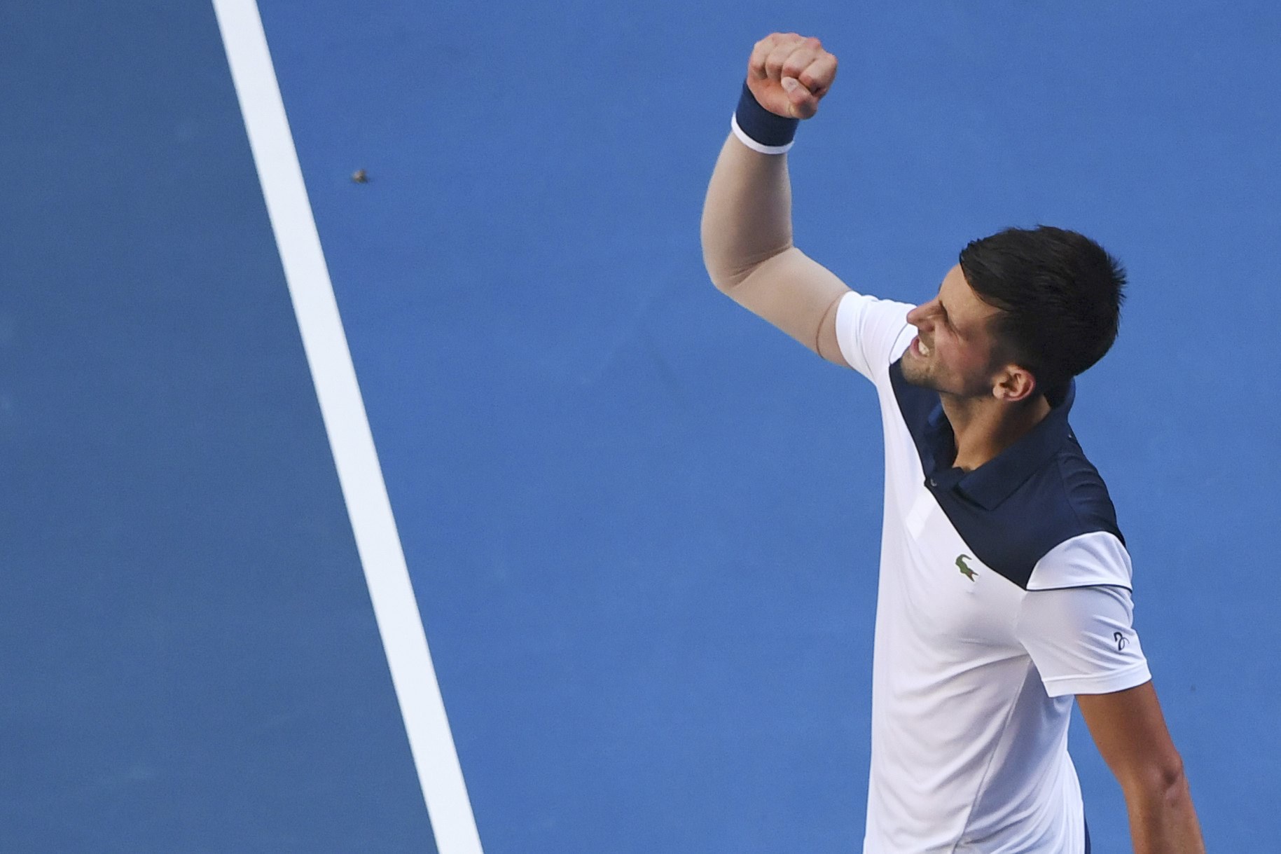 Federer e Djokovic em frente em dia de intenso calor no Open da Austrália