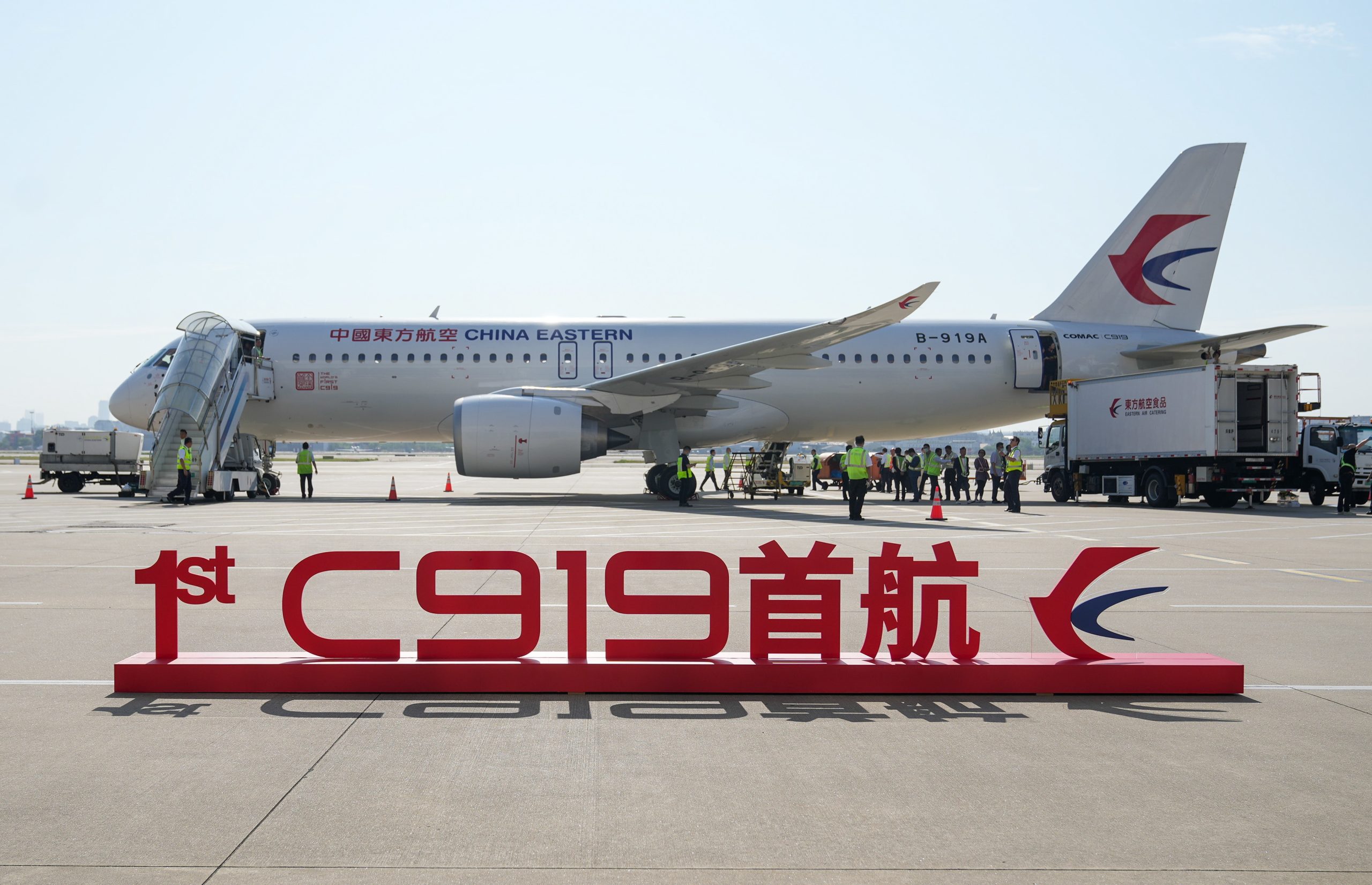 Primeiro avião de construção chinesa completou com sucesso voo inaugural entre Xangai e Pequim