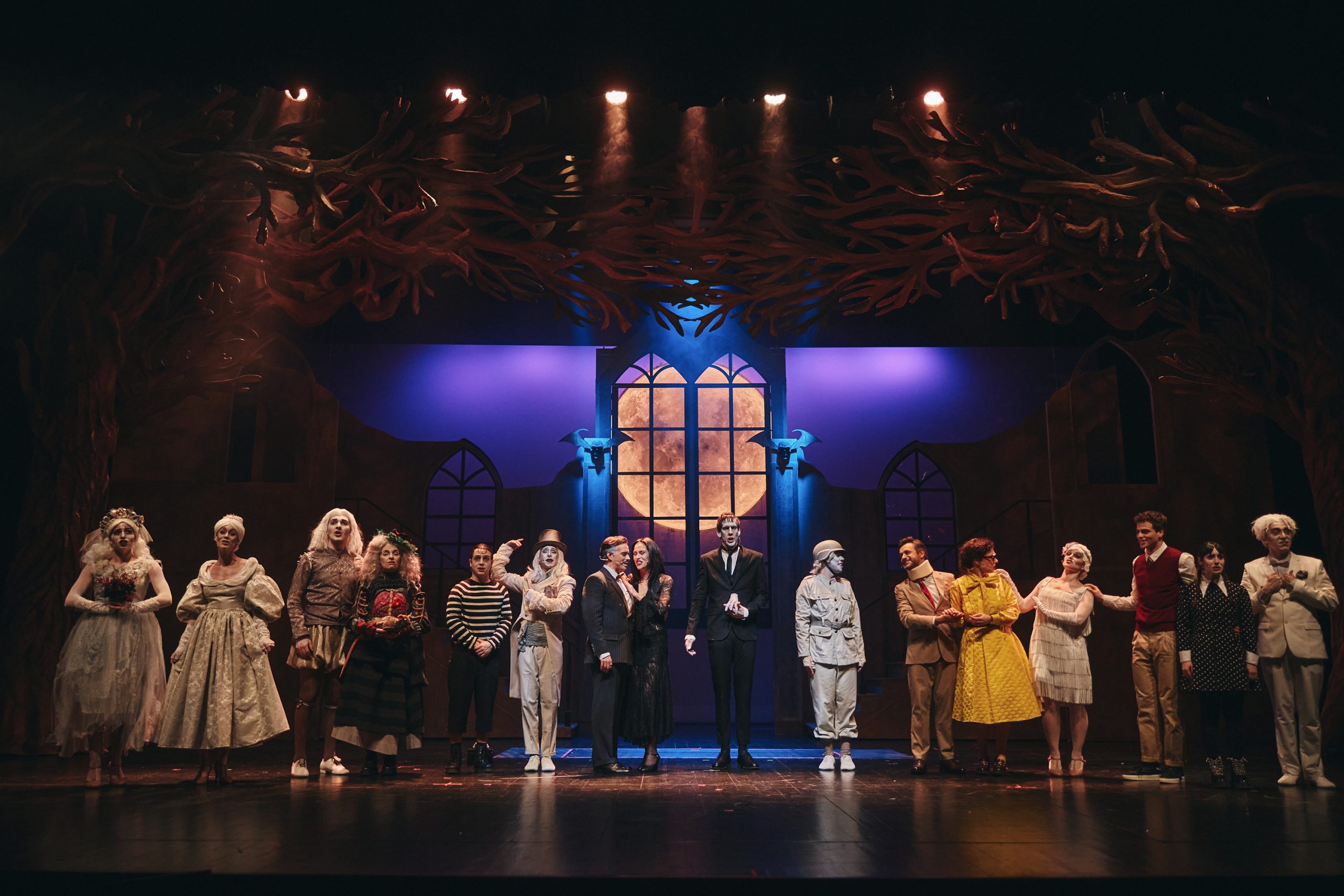 Quando Wednesday se apaixona, a família vira-se do avesso. Isto e muito mais no novo musical ‘A Família Addams’