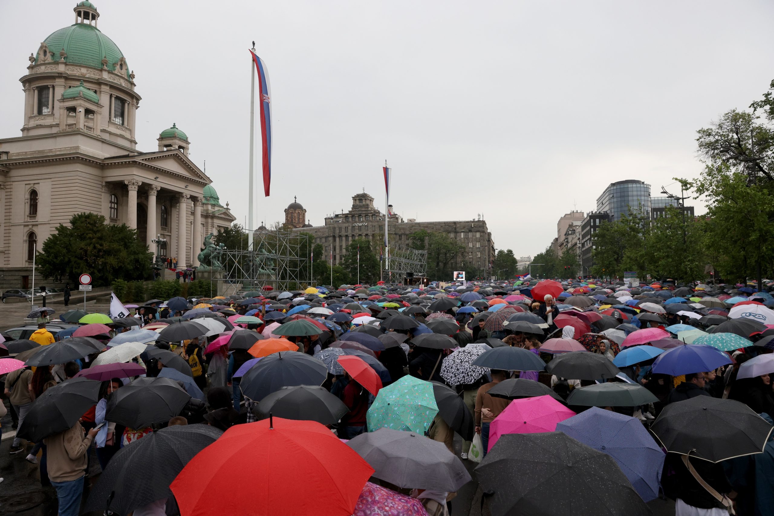 Milhares de manifestantes nas ruas de Belgrado contra Governo e televisão pública