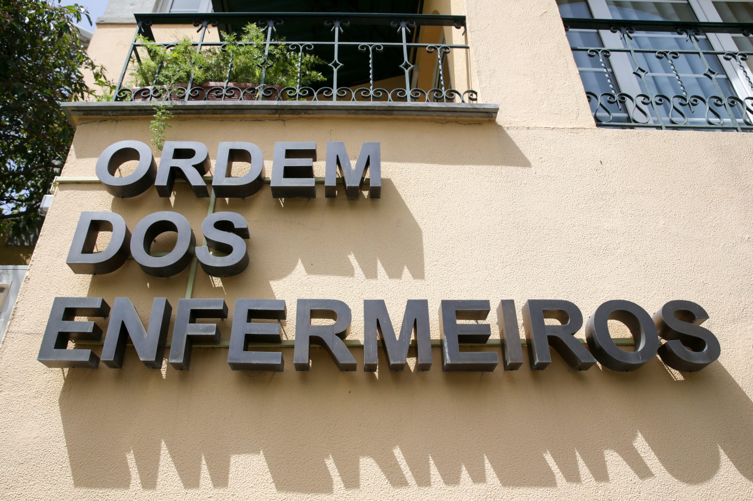 Ordem dos Enfermeiros: atual bastonário e antecessora começam hoje a ser julgados por suspeita de desvio de dinheiro