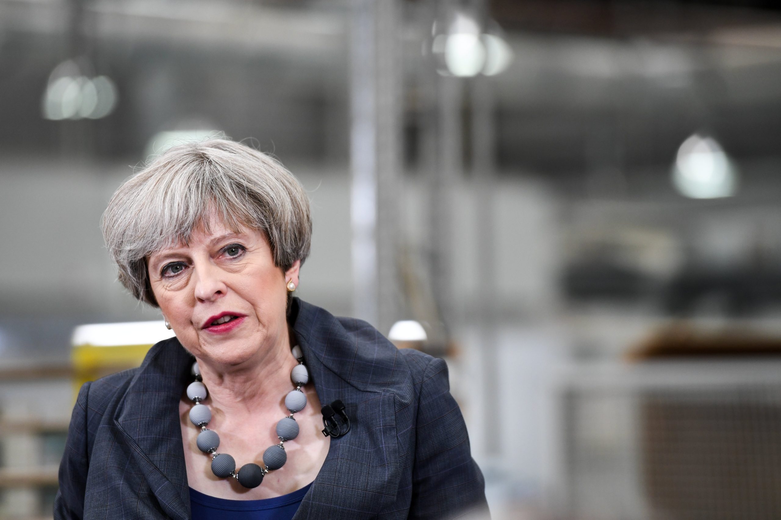 May pressionada pela oposição para posição mais firme face a Trump