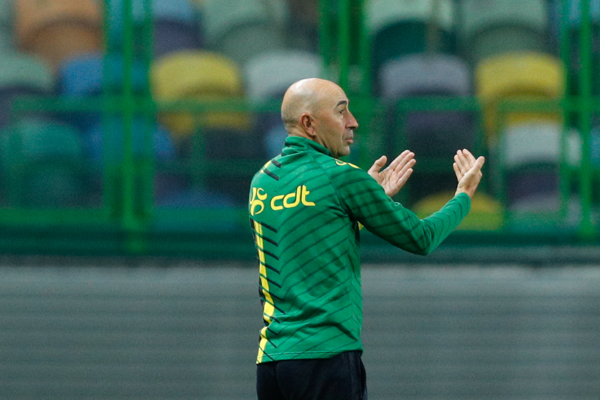 Treinador do Tondela defende equilíbrio entre defesa e ataque frente ao FC Porto