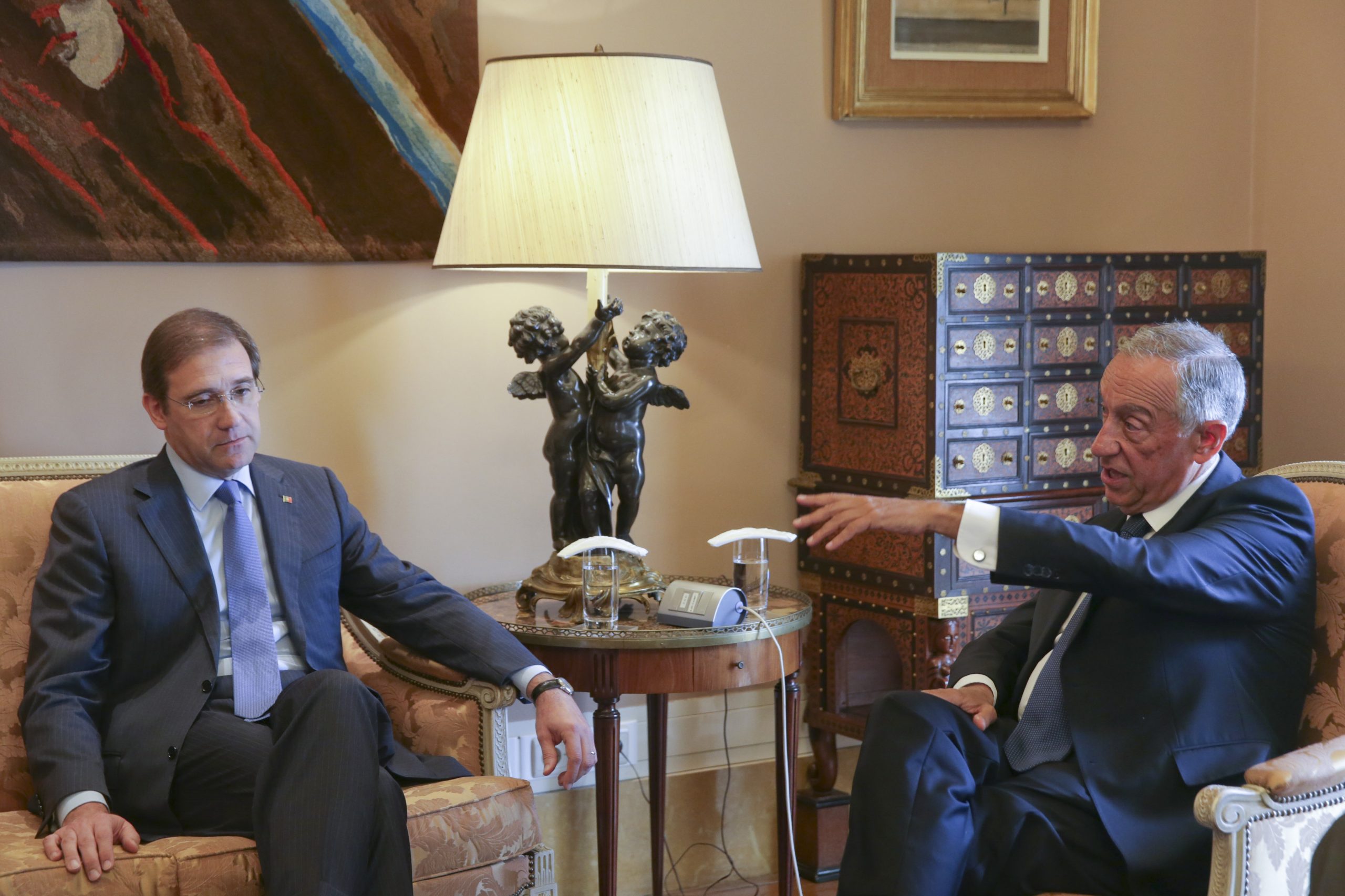 Marcelo Rebelo de Sousa: Passos Coelho merece condecoração, mas “entende que é cedo”