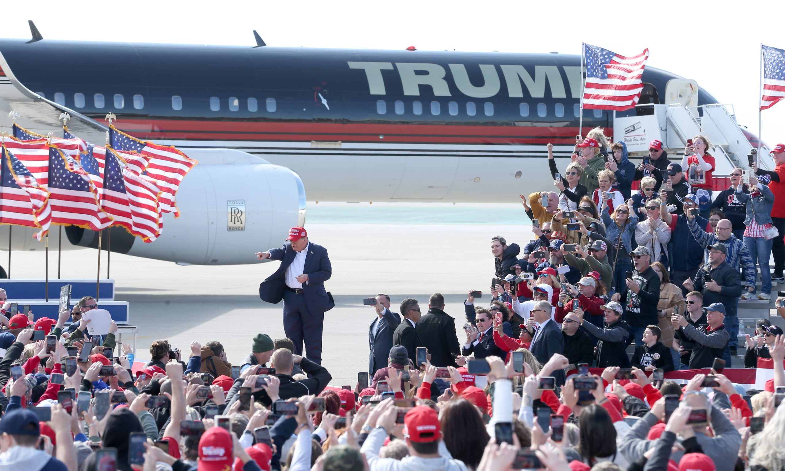 Trump bem atrás de Biden na angariação de fundos