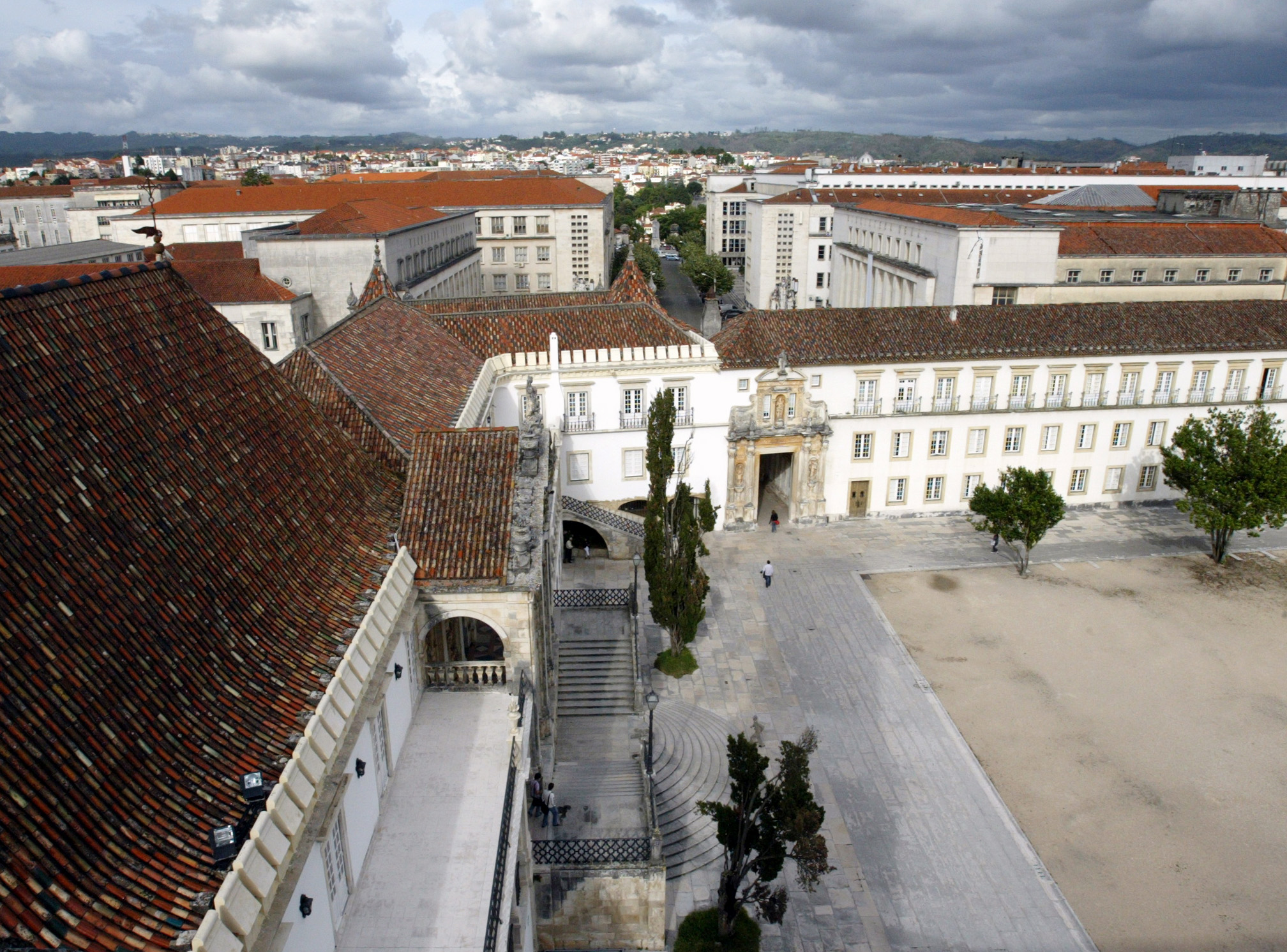 Contratos de trabalho são os únicos documentos associados à demissão de docente russo de Coimbra