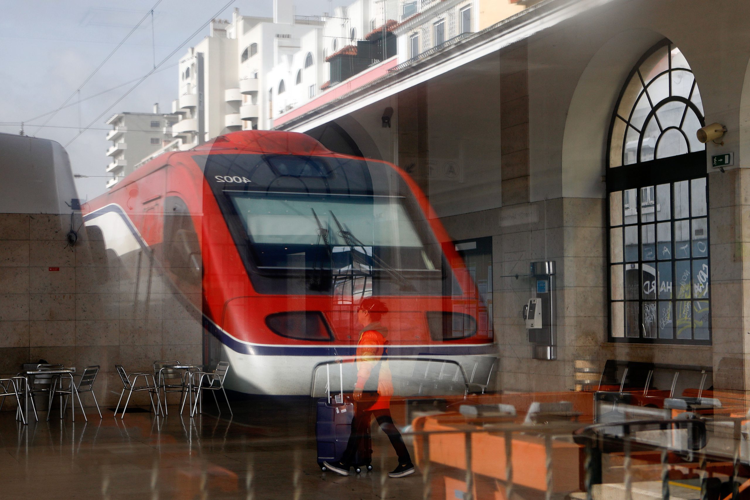 Infraestruturas de Portugal vai estudar ligação de aeroportos à rede ferroviária nacional