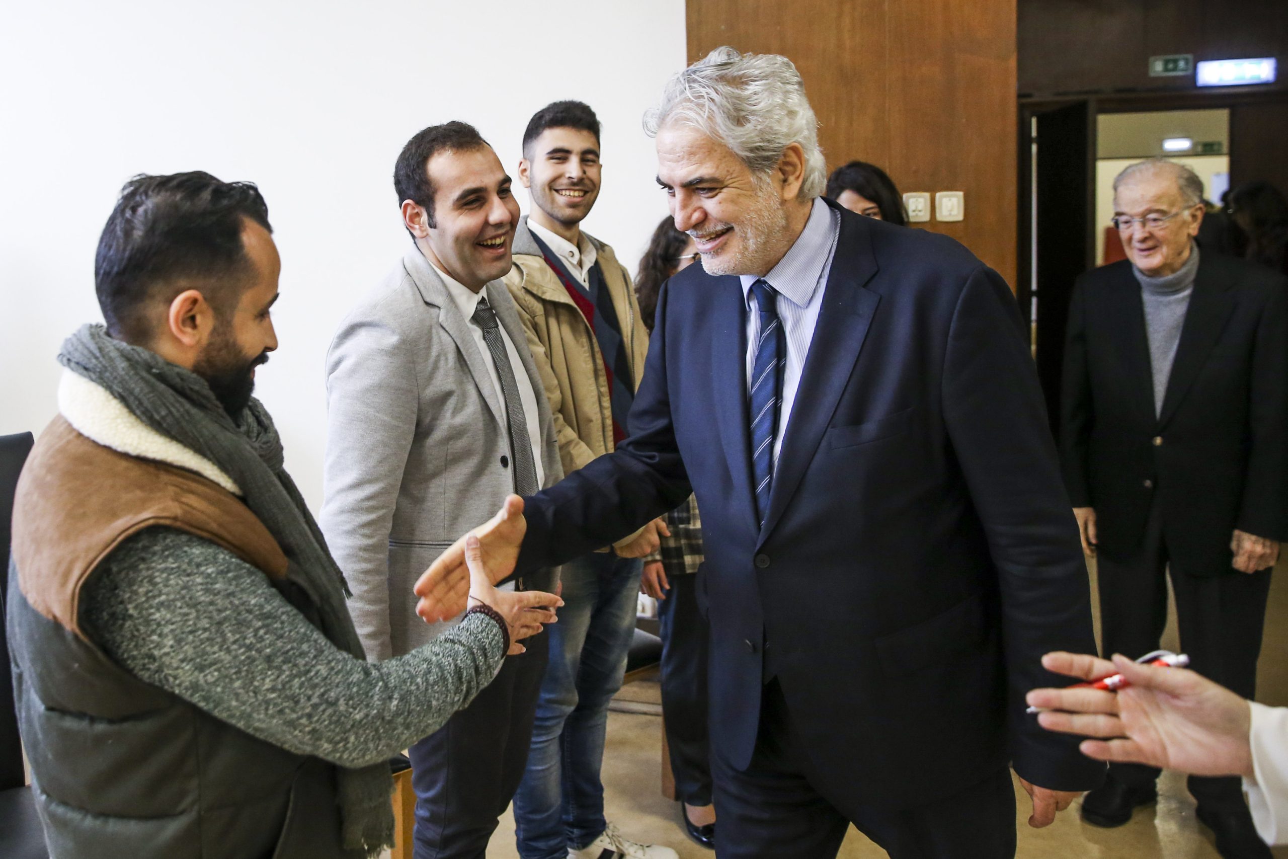 Portugal lidera pelo exemplo no acolhimento a refugiados sírios, diz Comissário Europeu