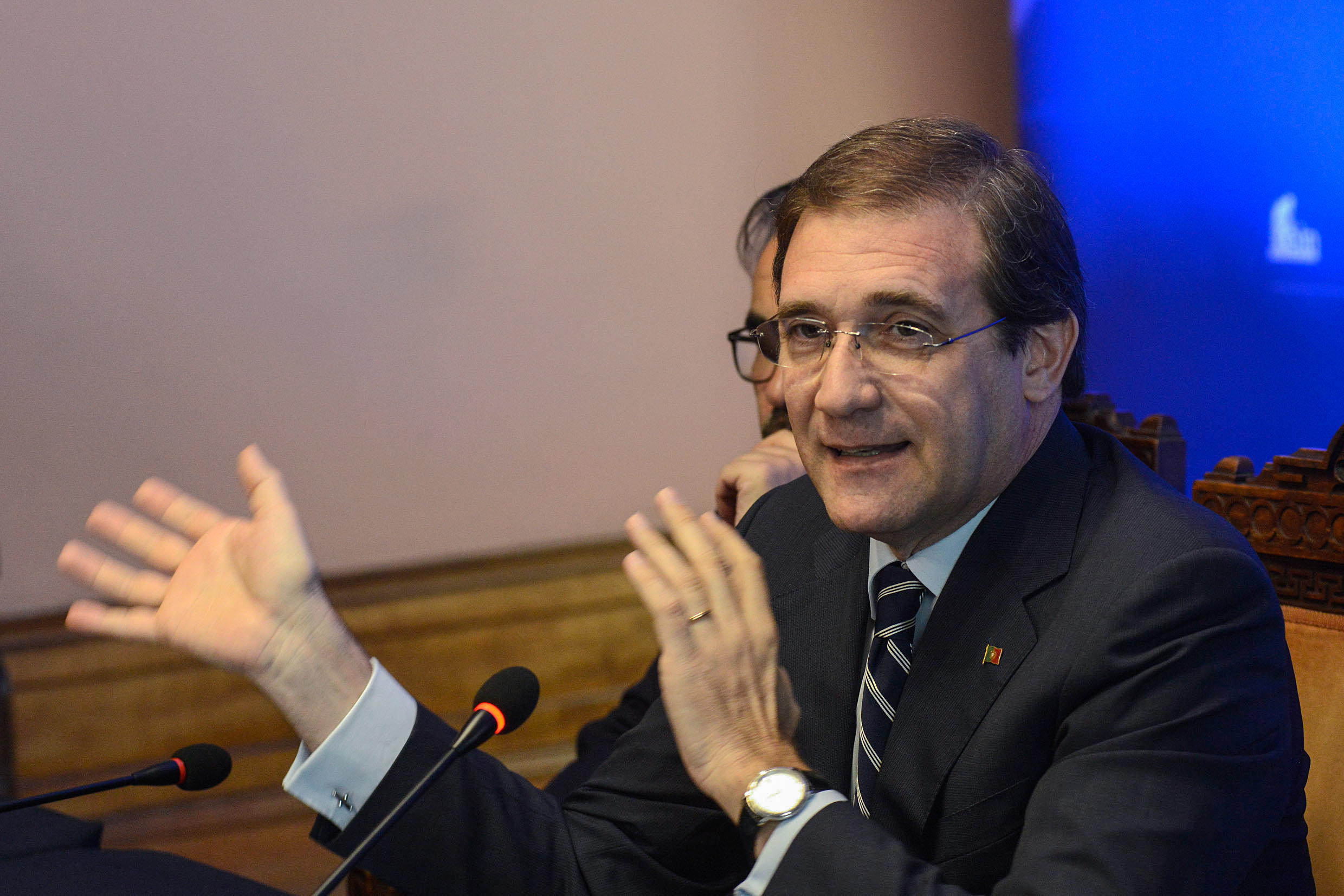 França: Passos Coelho apoia o “pró-europeísta e essencial” Macron ao invés “da candidata da desintegração”