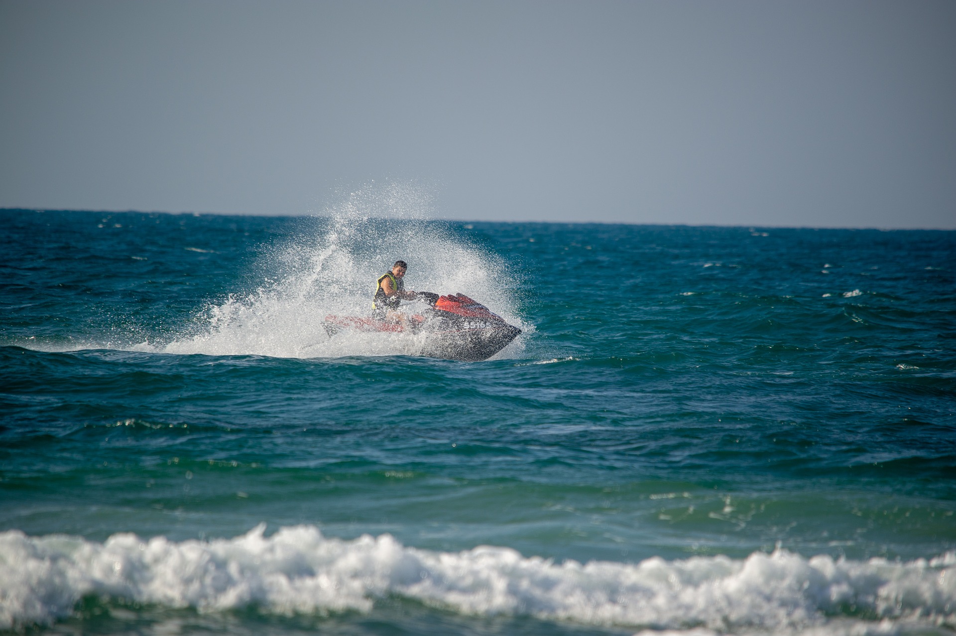 Dois turistas que praticavam jet ski em Marrocos podem ter sido mortos a tiro depois de entrar em águas da Argélia