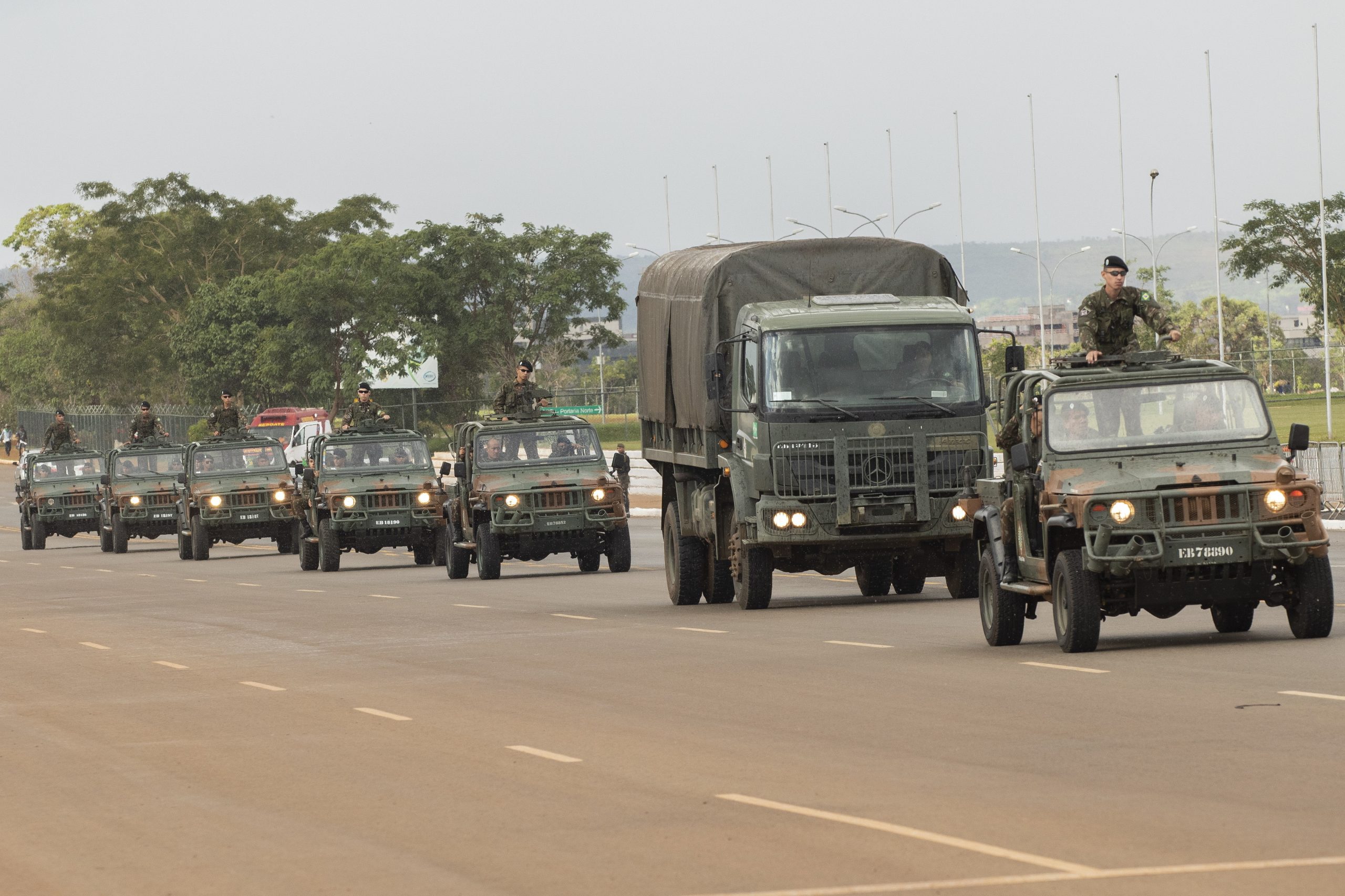 Exército brasileiro pune militares após roubo de 21 metralhadoras