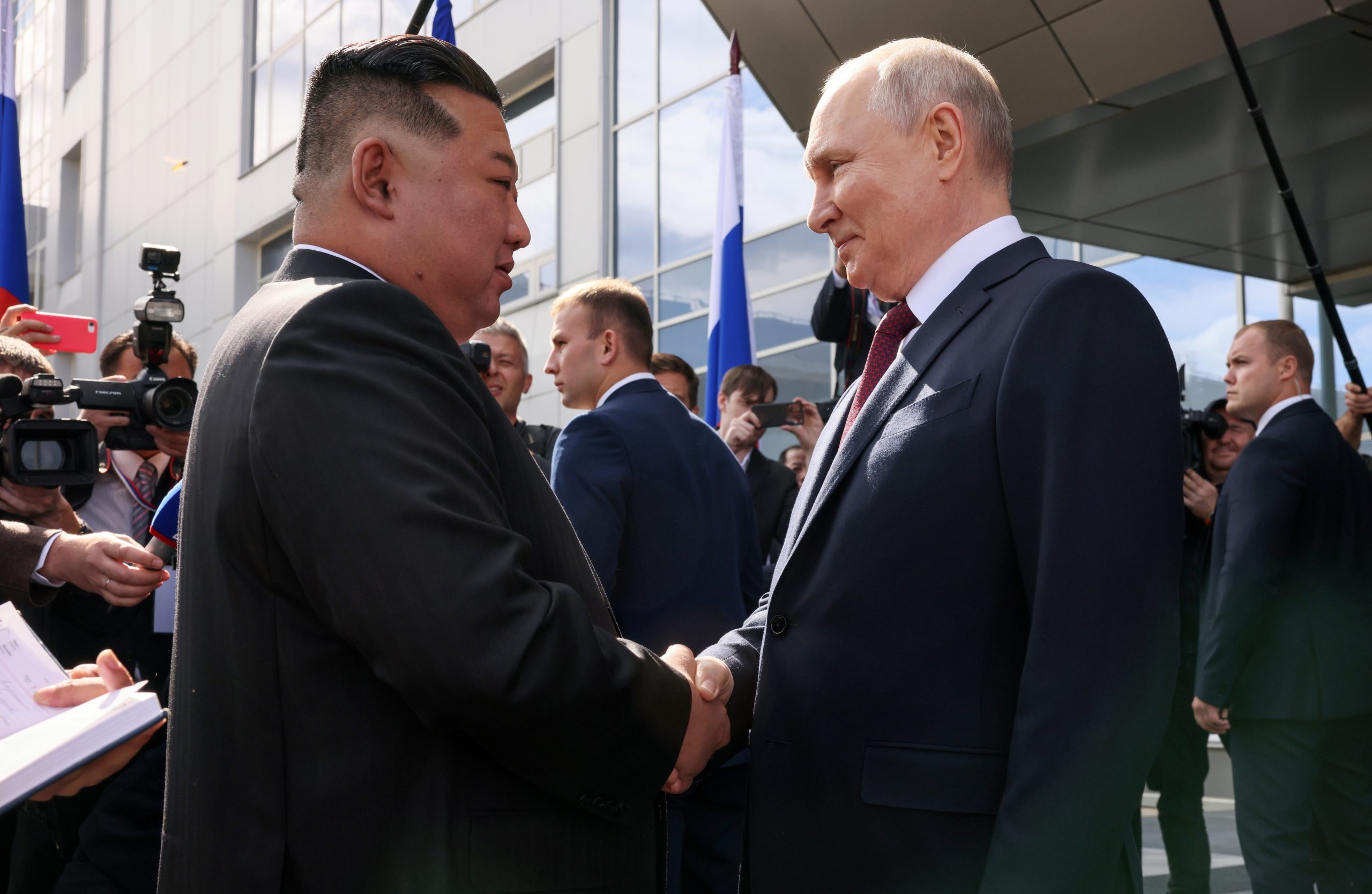 Japão e Coreia do Sul preocupados com possível acordo de armamento entre Putin e Kim