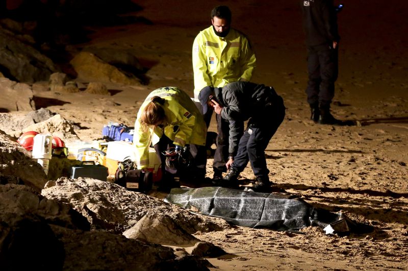 Mãe suspeita de matar as duas filhas em praia de Oeiras condenada a 25 anos de prisão