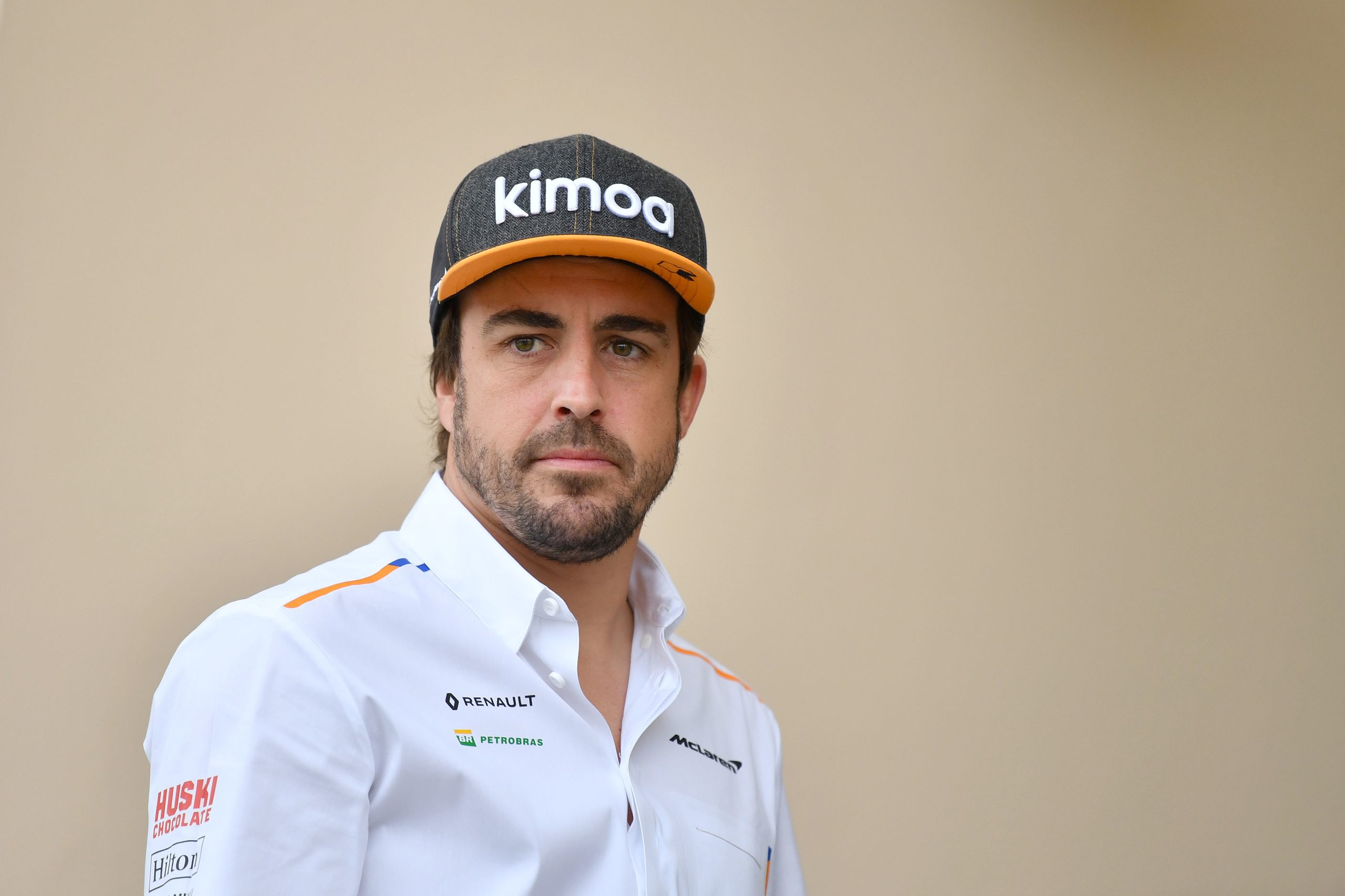 Covid-19: Fernando Alonso doa 300 mil máscaras e outro material de proteção