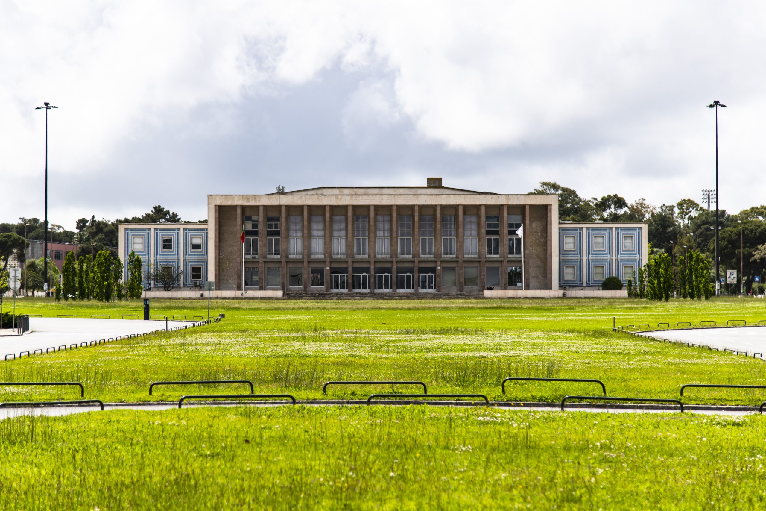 Ativistas invadiram o edifício da reitoria da Universidade de Lisboa e pintaram a fachada