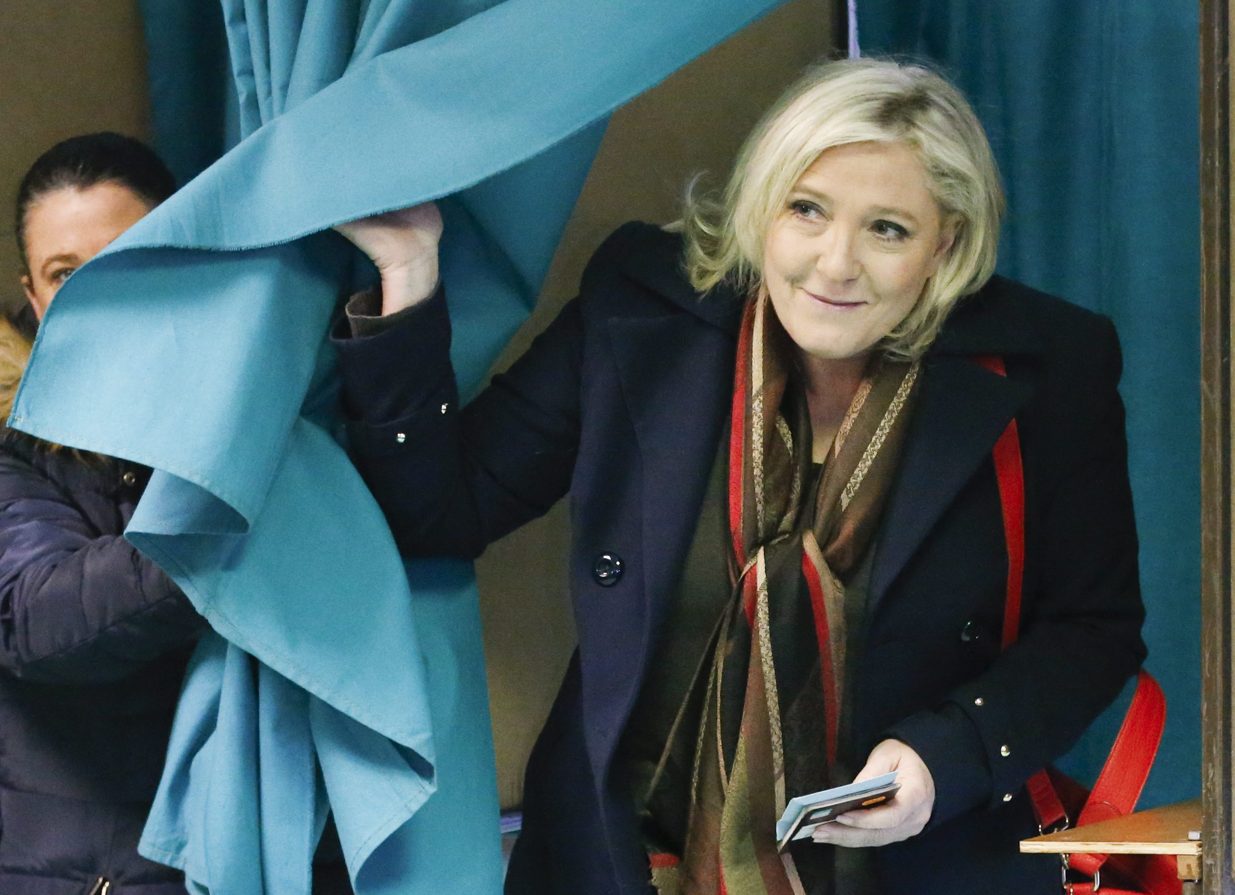 Le Pen lidera as sondagens presidenciais. França escolhe este domingo o candidato que pode travar a extrema-direita