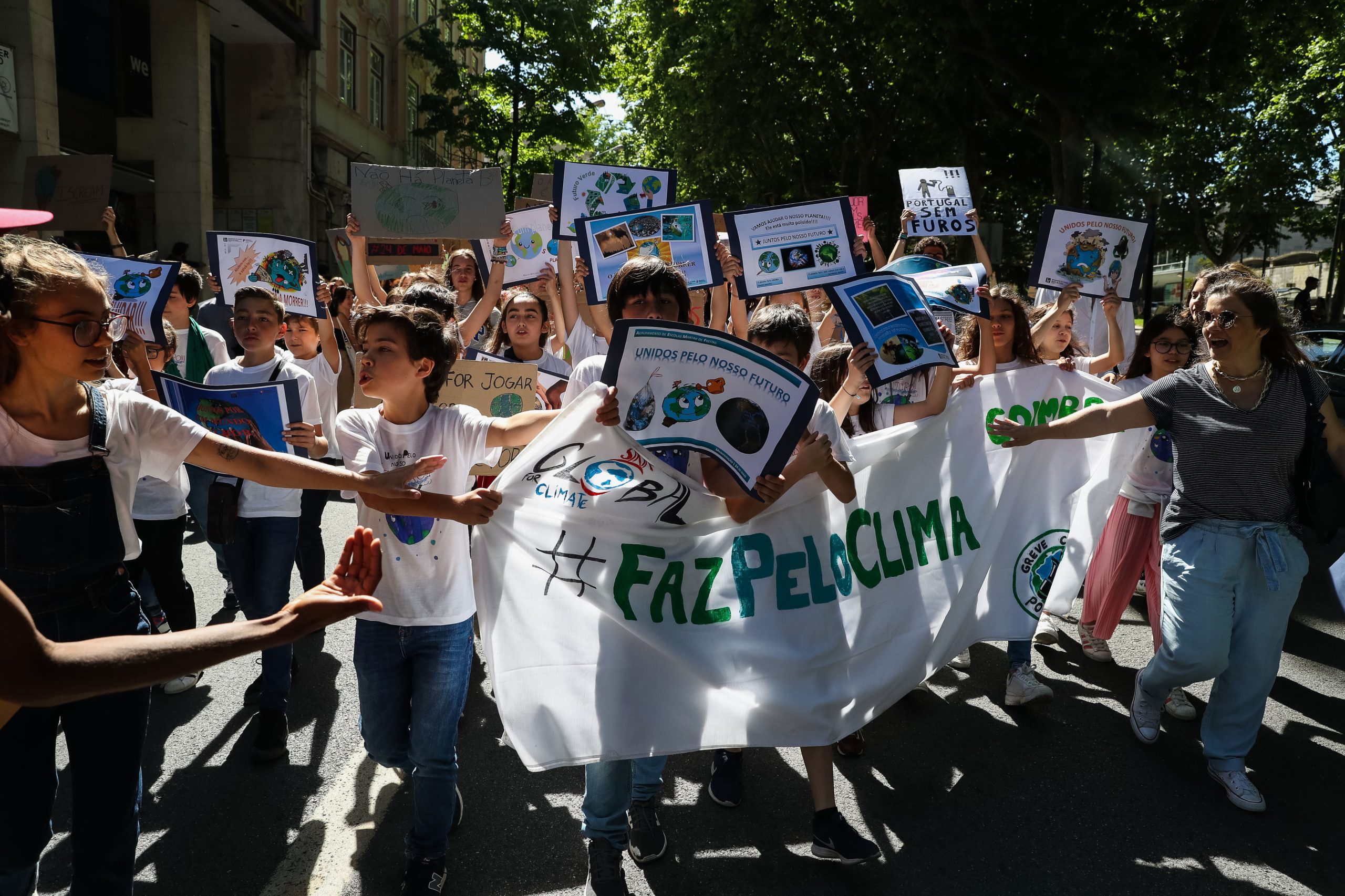 Clima: Manifestações na Europa juntam milhares de pessoas em várias cidades