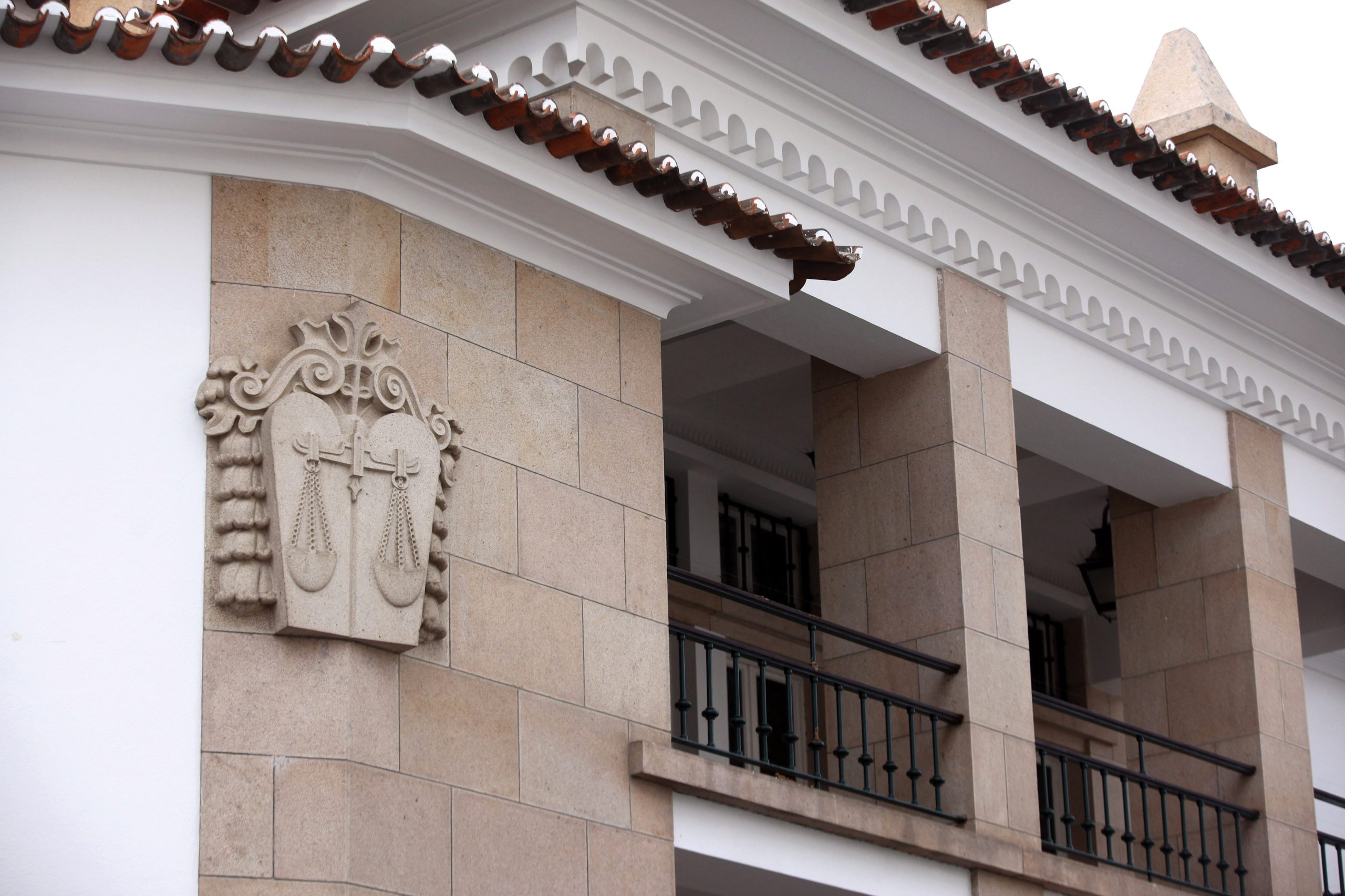 Septuagenário que criticou deputado do PSD condenado a pagar 4.200 euros