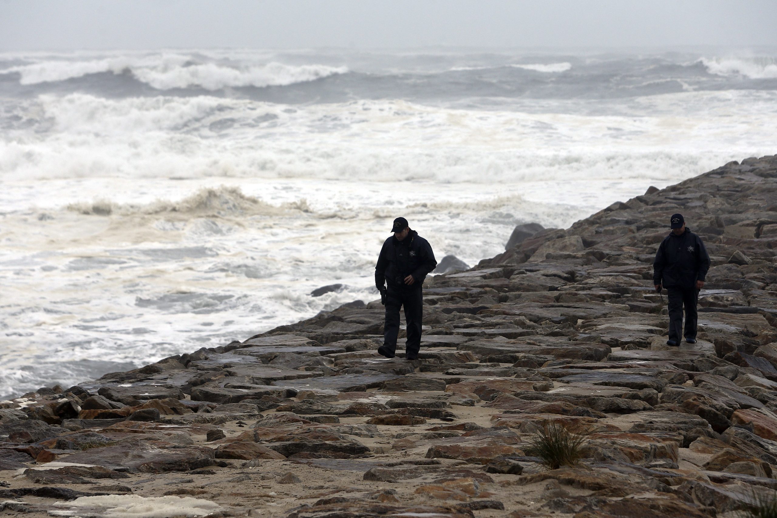 Mar avança nas praias de Ílhavo e destrói passadiço