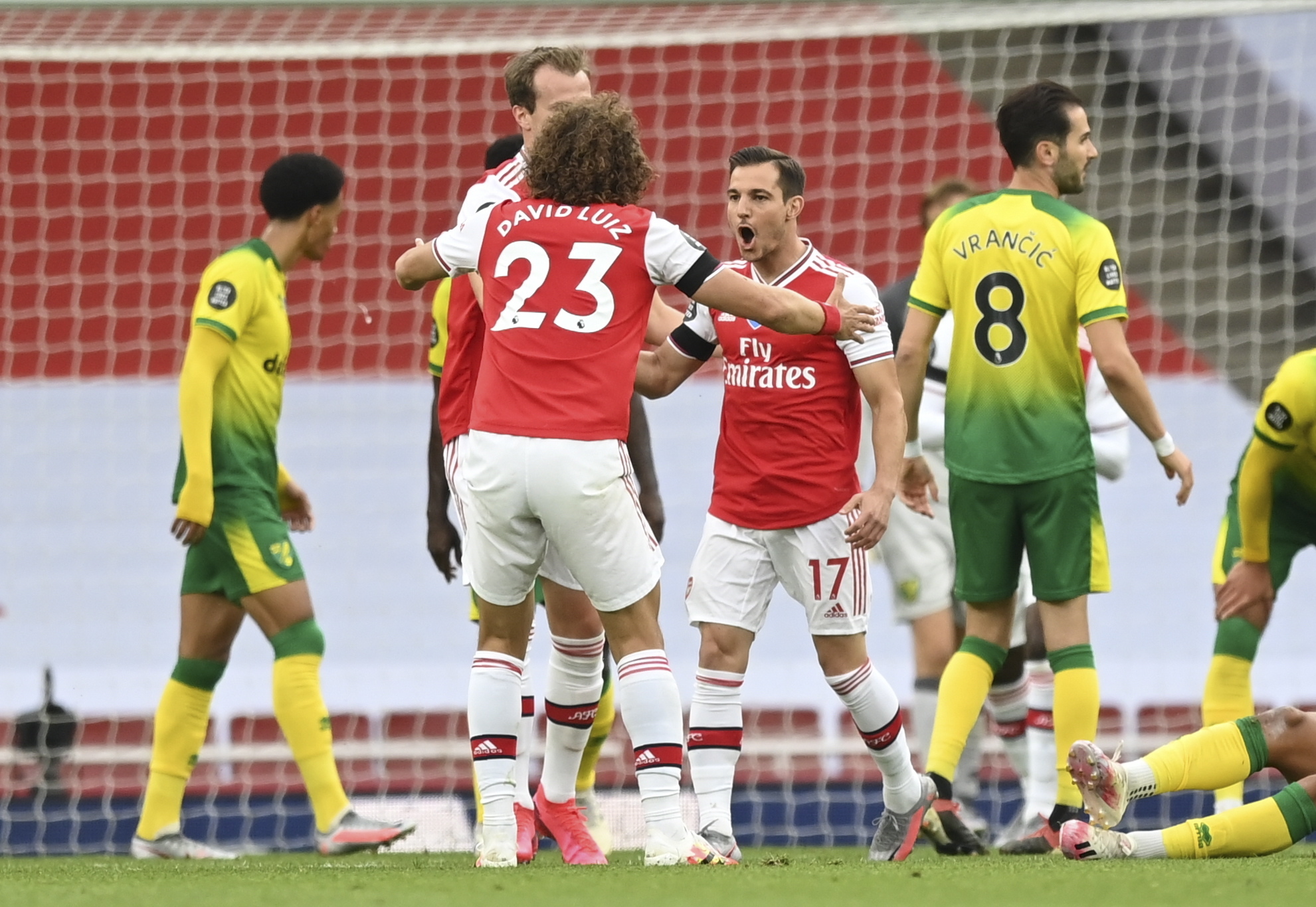 Cédric Soares marca na estreia pelo Arsenal, Leicester perde e pode sair do pódio