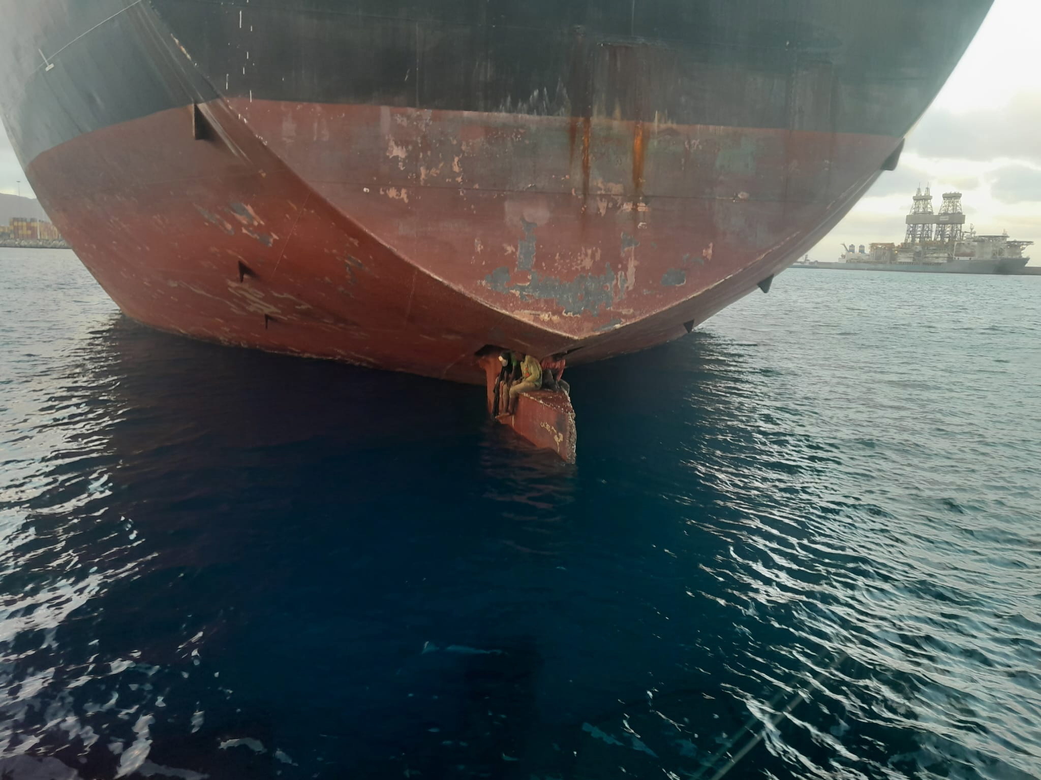 Três homens sobreviveram 11 dias escondidos no leme de um navio que viajou da Nigéria para as Canárias