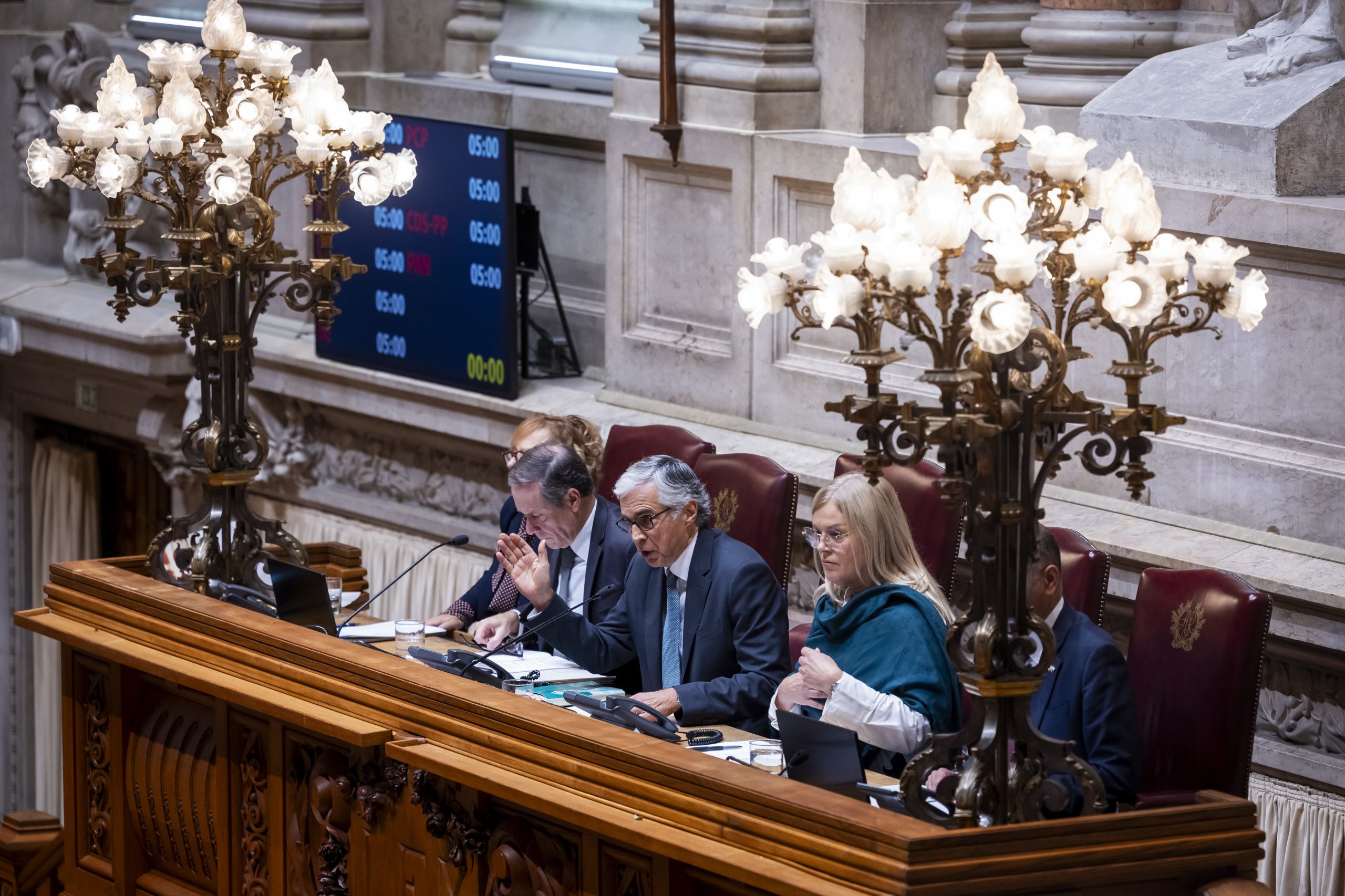 Antes de ser dissolvida, AR corre uma maratona de votações que durou quase três horas