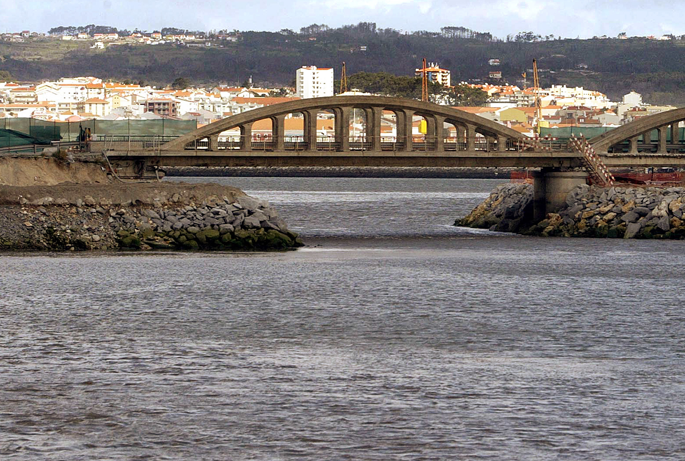 Trânsito na ponte da Figueira da Foz reabriu com circulação alternada às 21:00