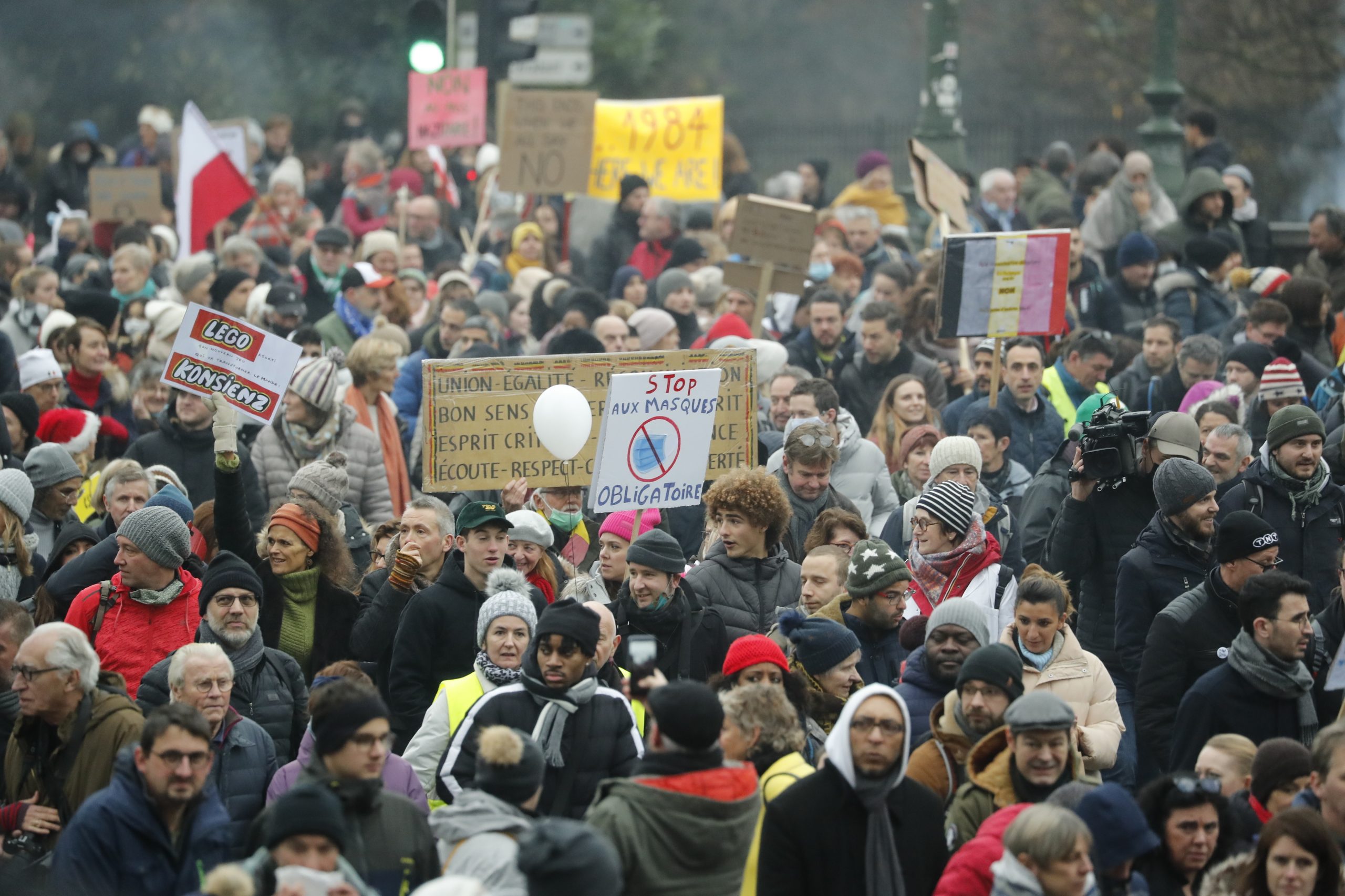 Covid-19: Milhares de belgas manifestam-se contra reforço das restrições