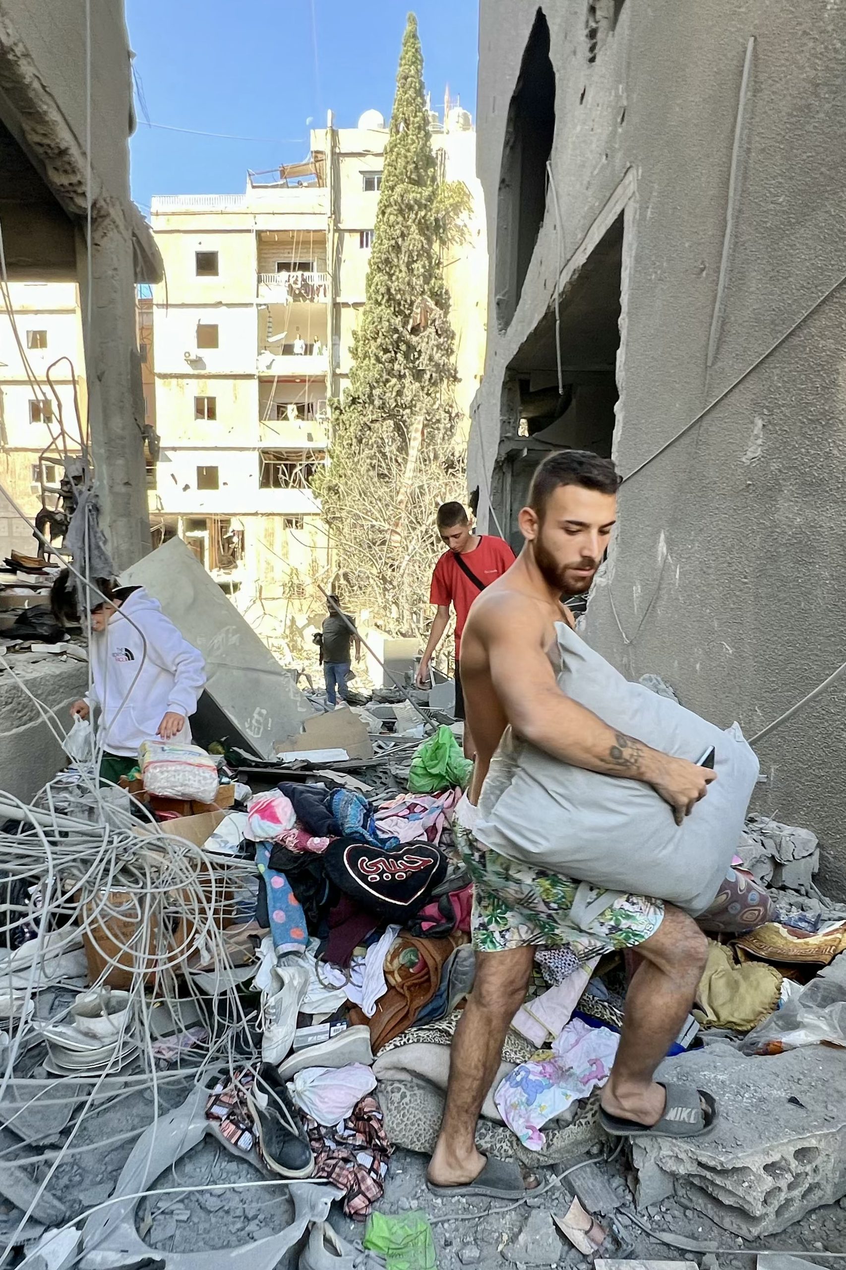 Sul de Beirute bombardeado por Israel. Três crianças morrem em ataques no Líbano