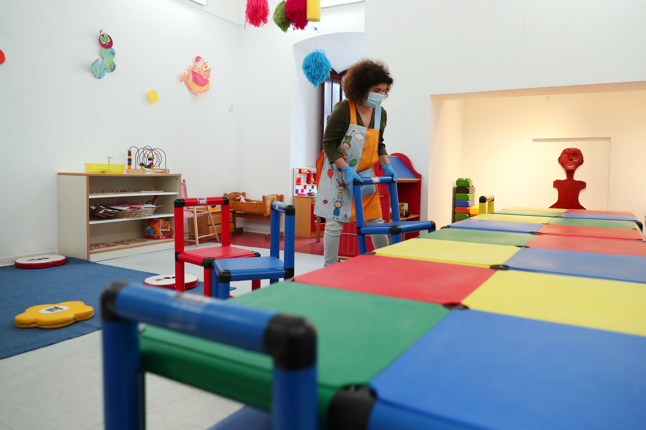 Covid-19: Regresso à creche é bom para crianças e pais, concordam especialistas