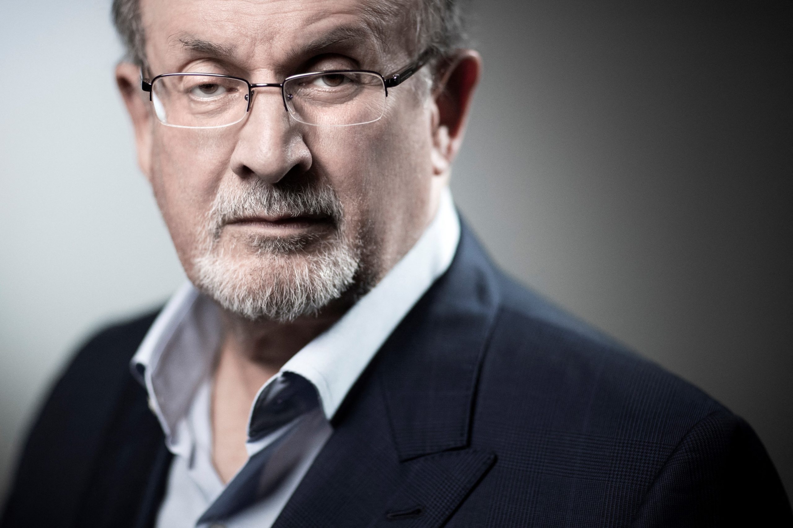 Salman Rushdie alerta que a liberdade de expressão está gravemente ameaçada