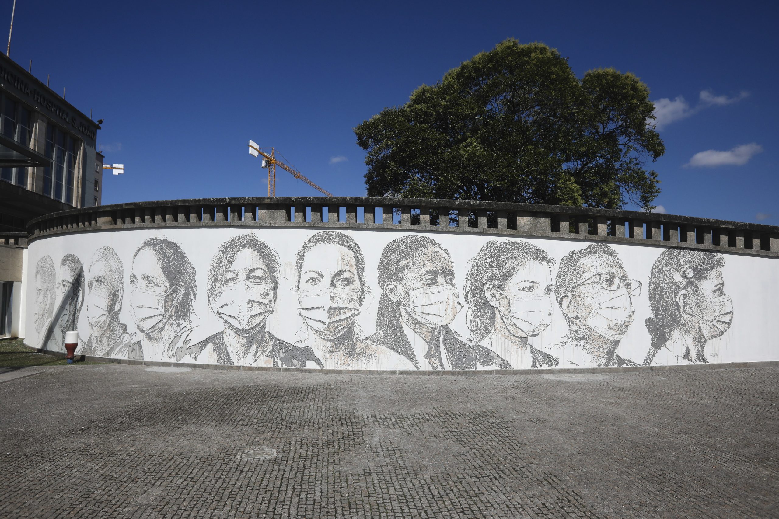 Heróis do combate à pandemia foram imortalizados por Vhils nas paredes do São João