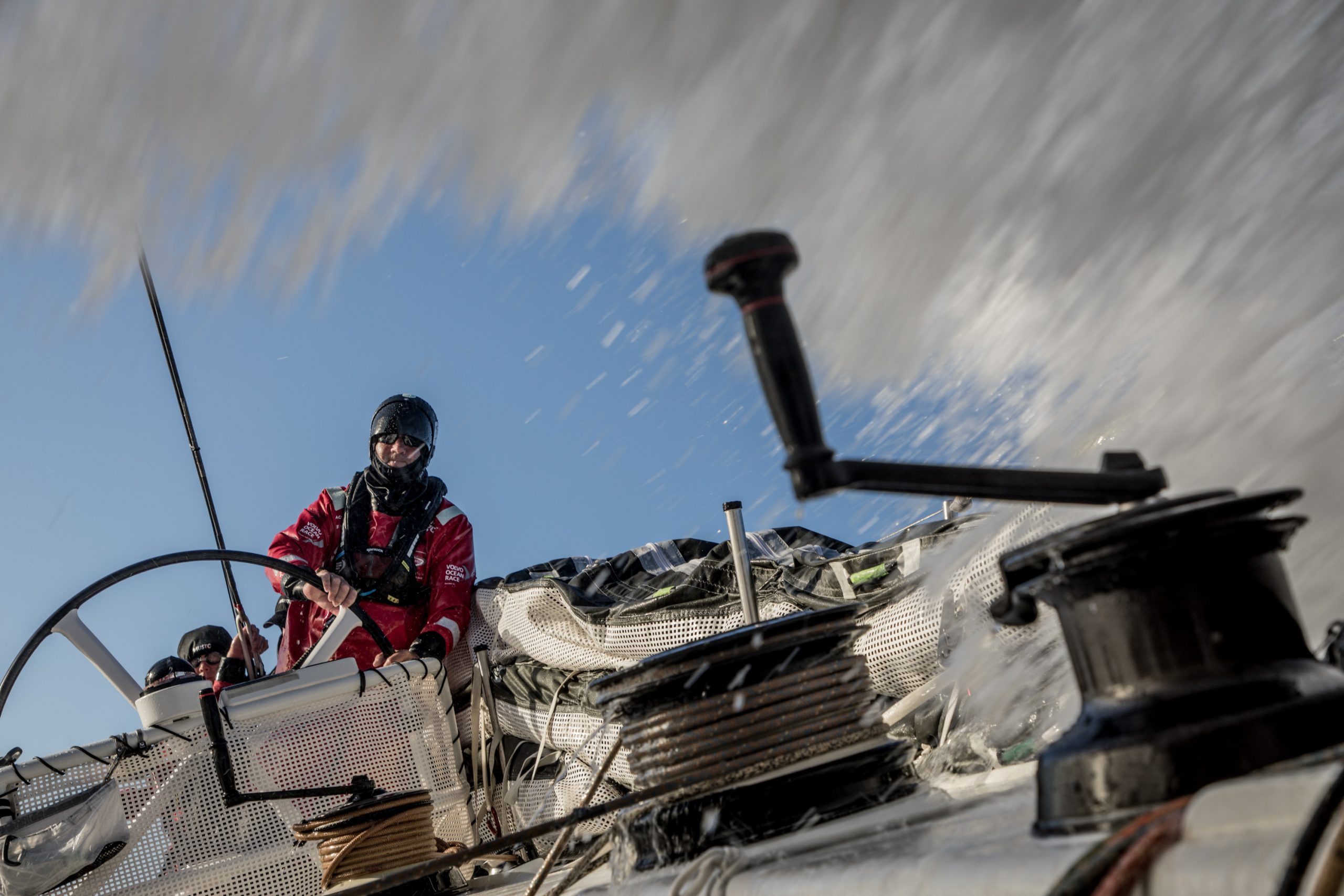 Desacelerar para acelerar: a frota Volvo Ocean Race mergulha mais profundamente no Oceano Antártico