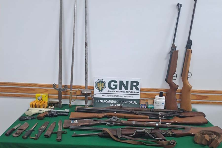 Suspeito de violência doméstica tinha duas dezenas de armas em casa
