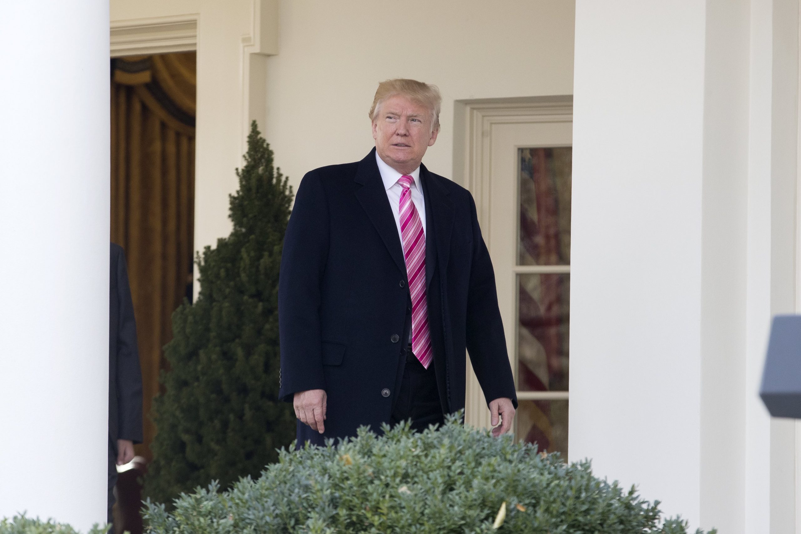 Trump reforça apoio a candidato ao Senado acusado de abuso sexual