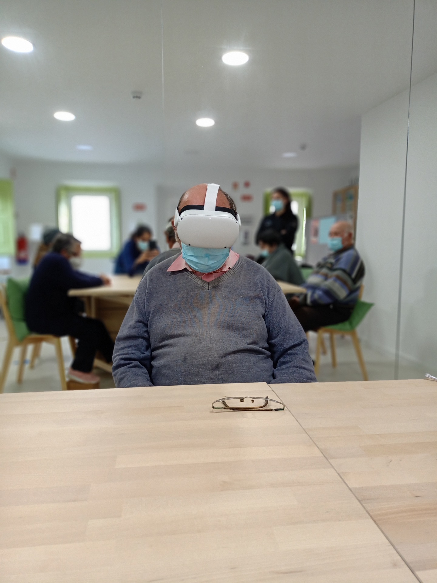 “A rotina é vazia quando estamos apenas no nosso espaço”. A história de 70 idosos que viajaram com Realidade Virtual