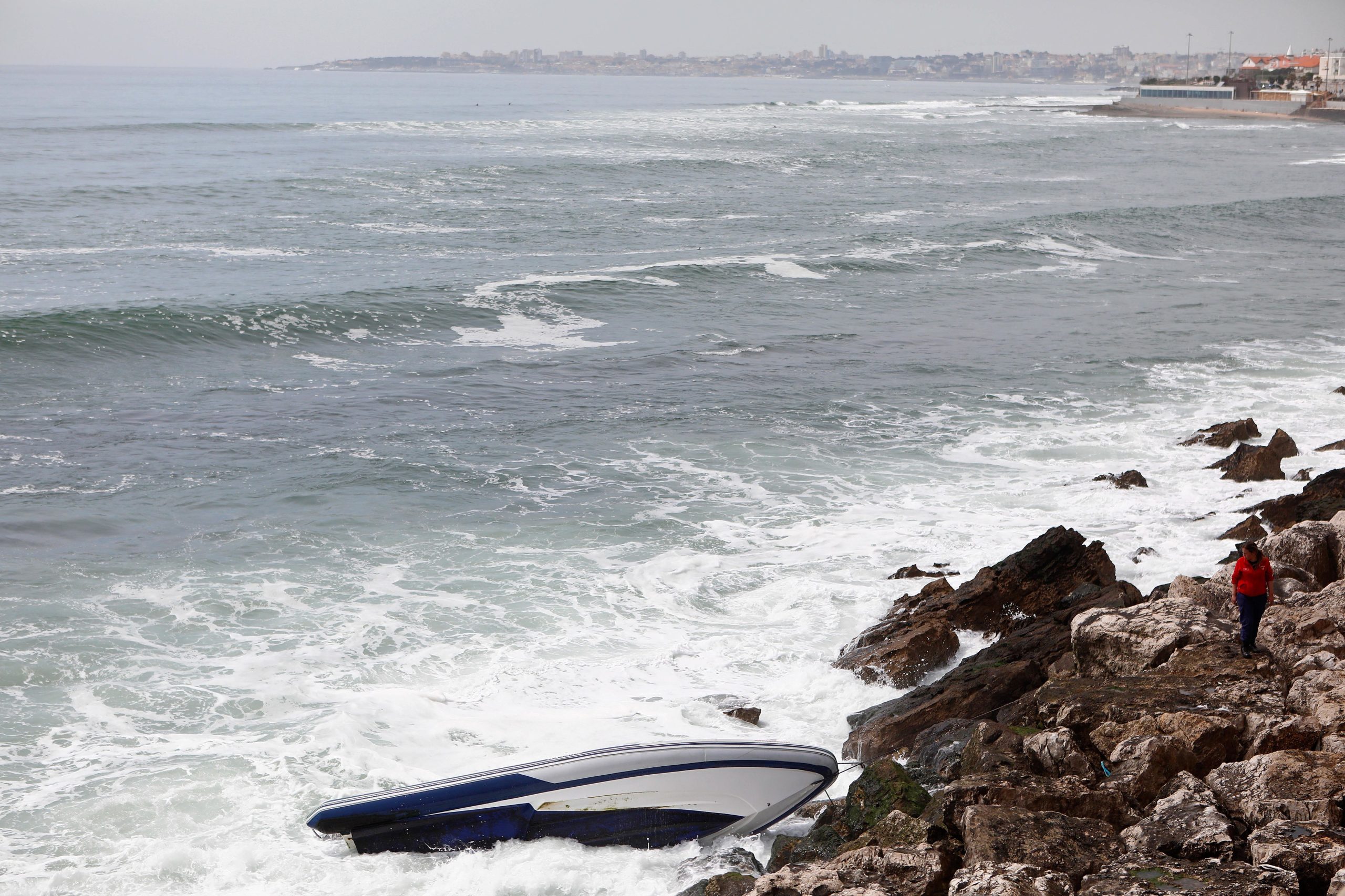 Ondulação terá causado acidente com turistas em Cascais
