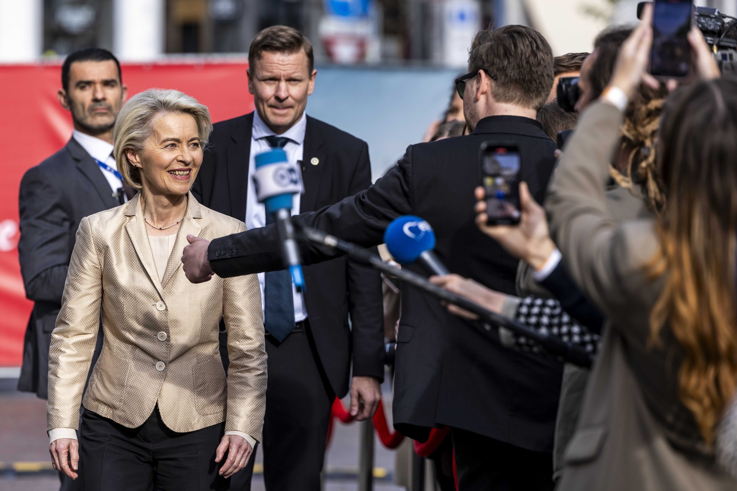 Ambiguidade de Von der Leyen sobre aliança com direita radical anima debate ‘morno’