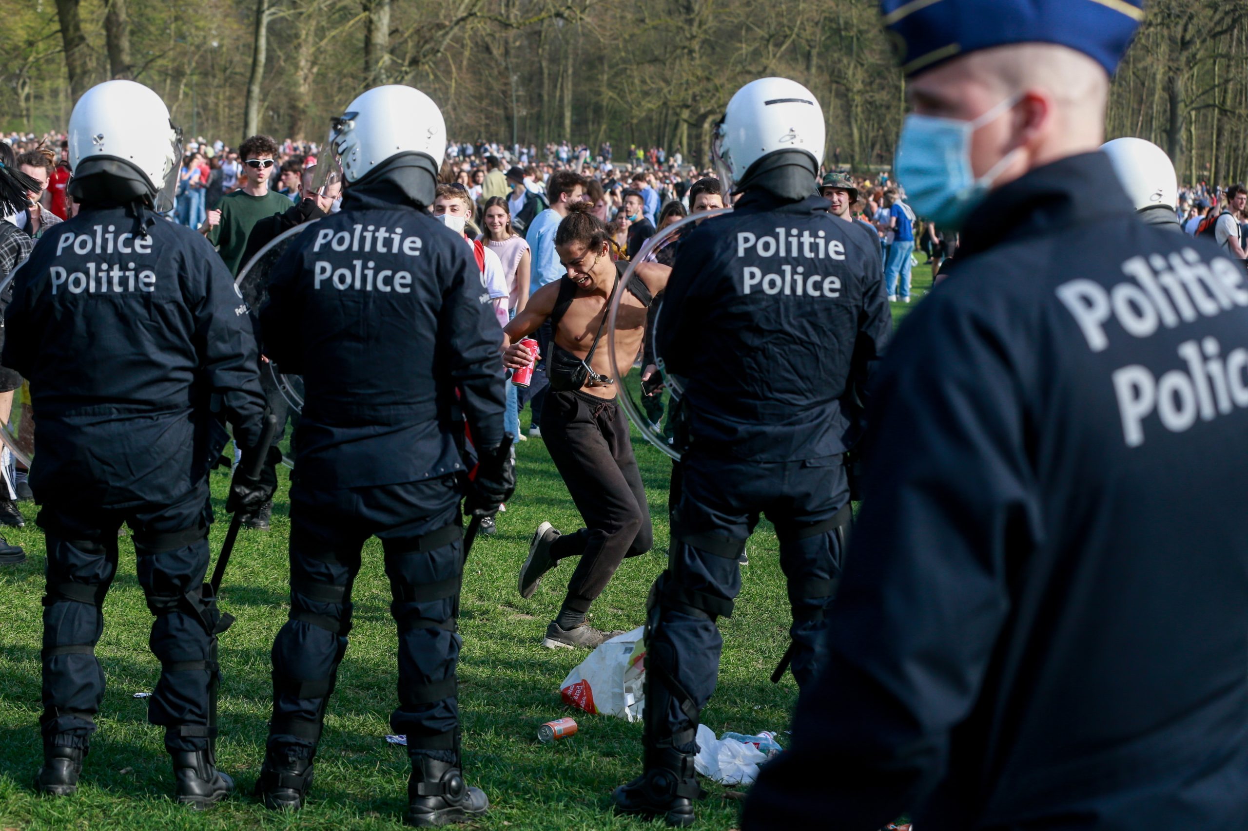 Bélgica: Jovem morre ao tentar fugir da polícia após festa ilegal