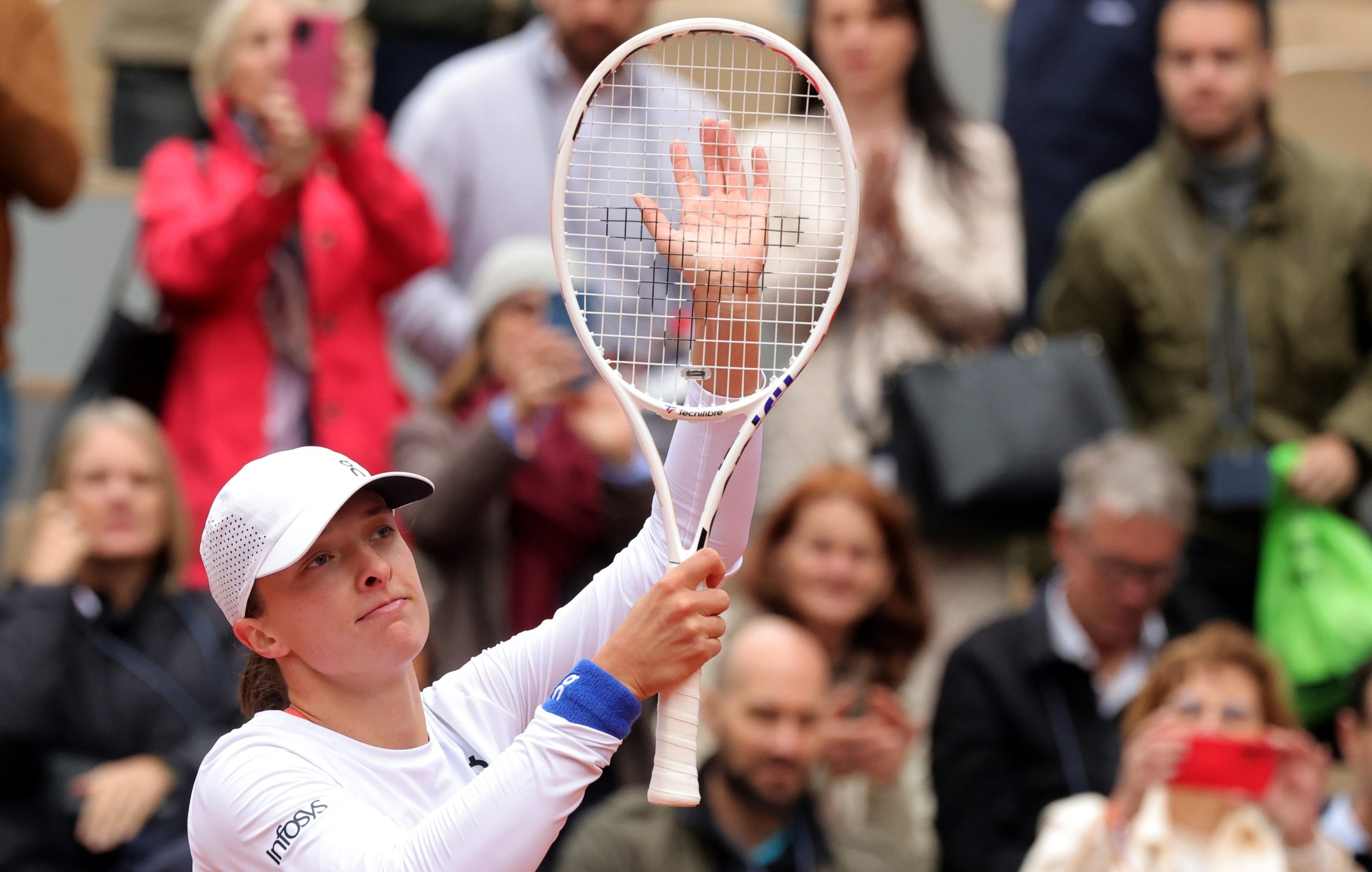 Iga Swiatek ‘arrasa’ Potapova rumo aos ‘quartos’ de Roland Garros