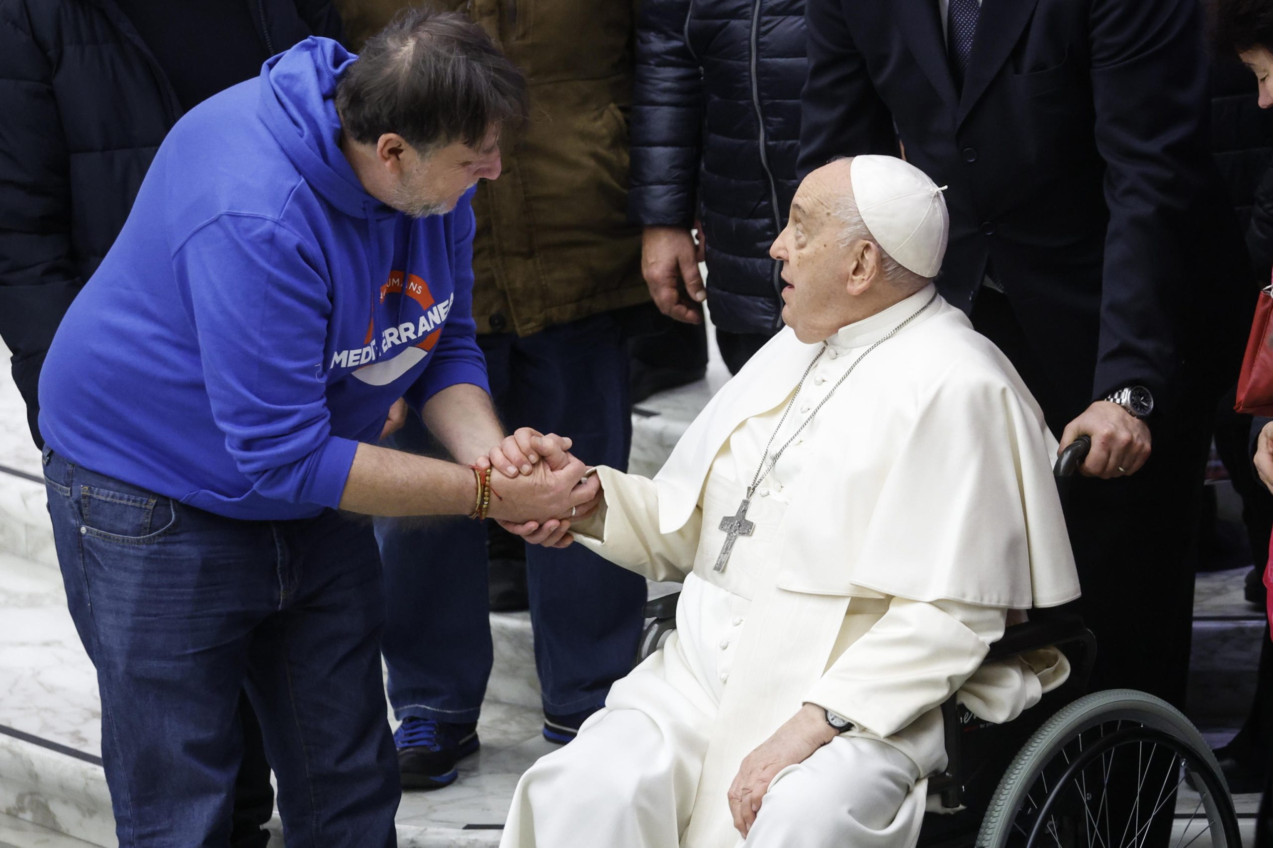 Papa manifesta “profunda tristeza” pelo ataque em Praga que matou 14 pessoas