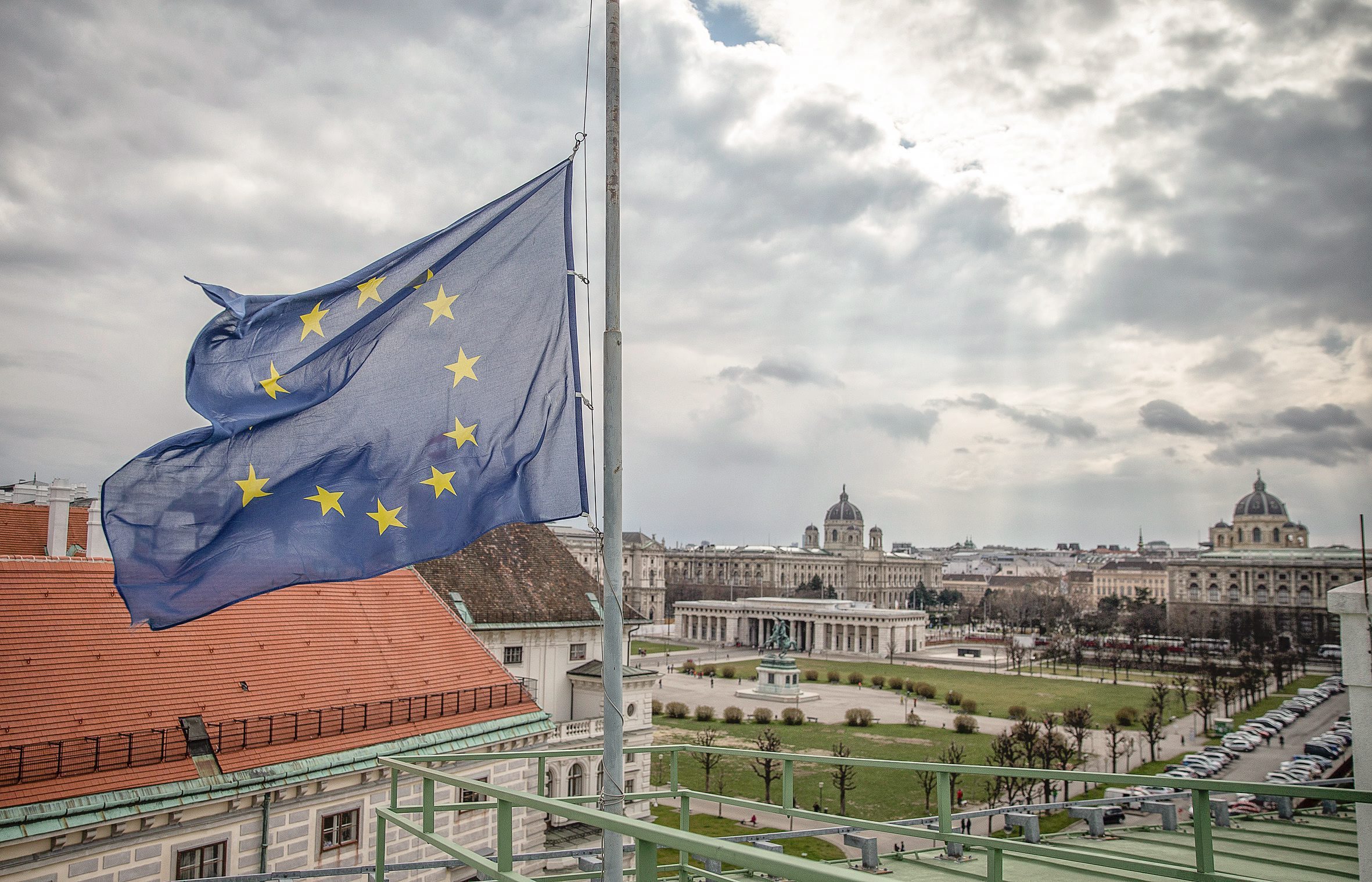 Milhares de pessoas em manifestação ilegal em Viena contra medidas de proteção