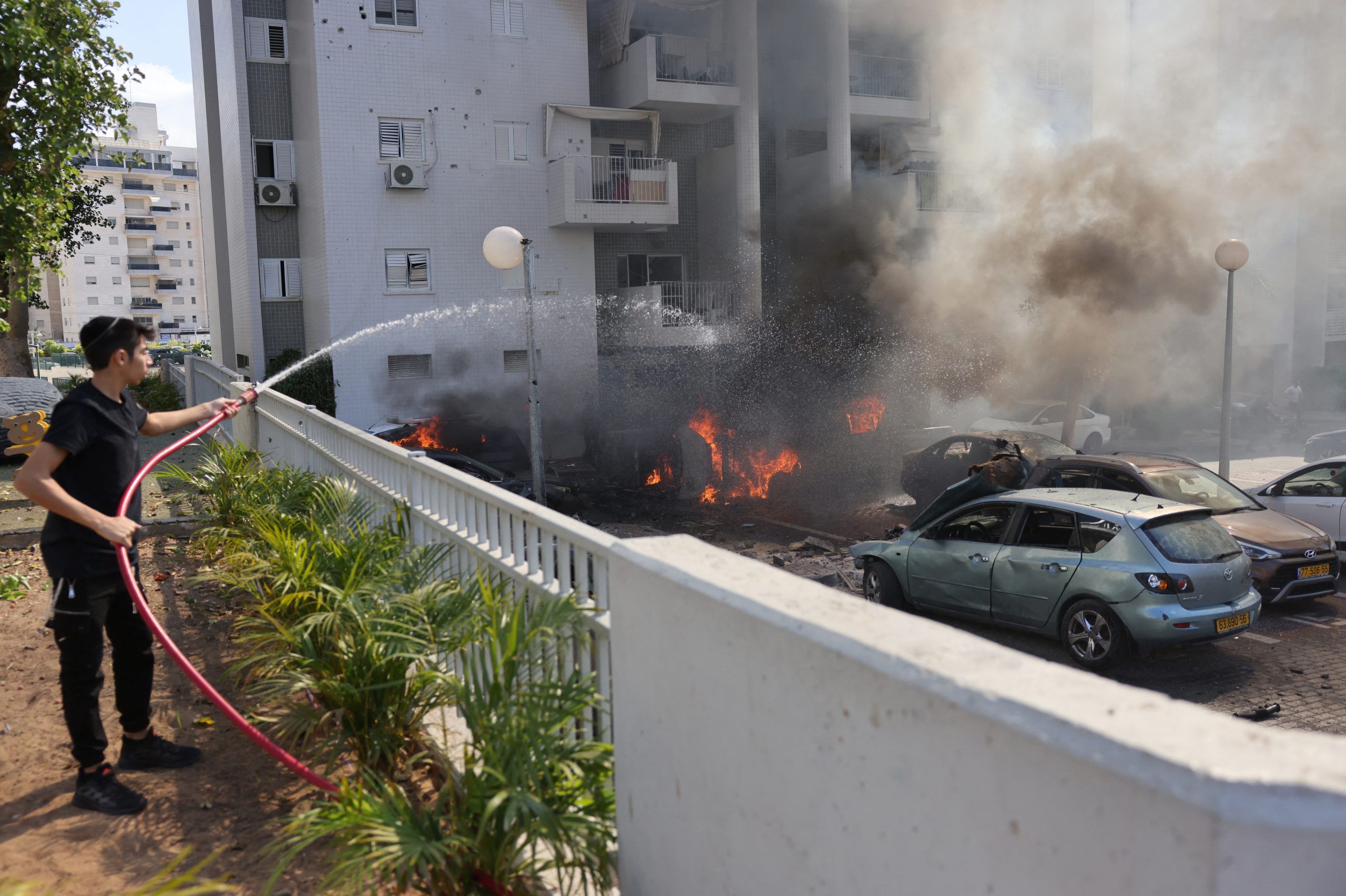 Israel iniciou ataque através do ar, bombardeando várias instalações do Hamas na Faixa de Gaza
