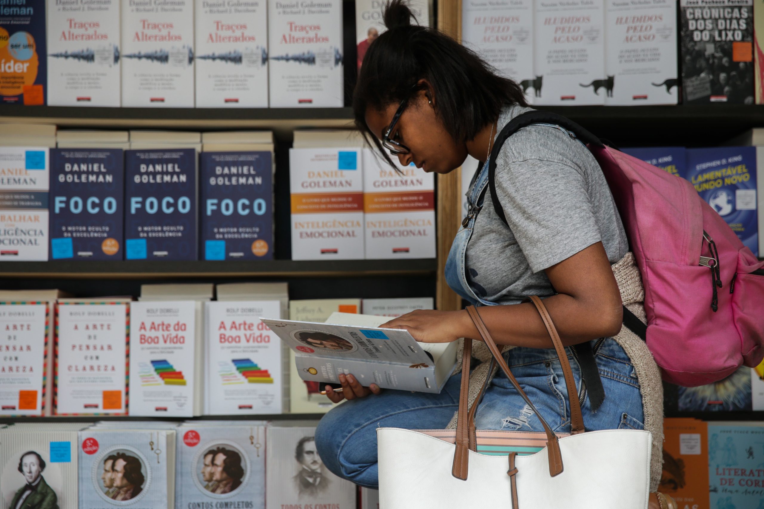 Participantes da Feira do Livro esperançados no feriado para ultrapassarem vendas de 2017