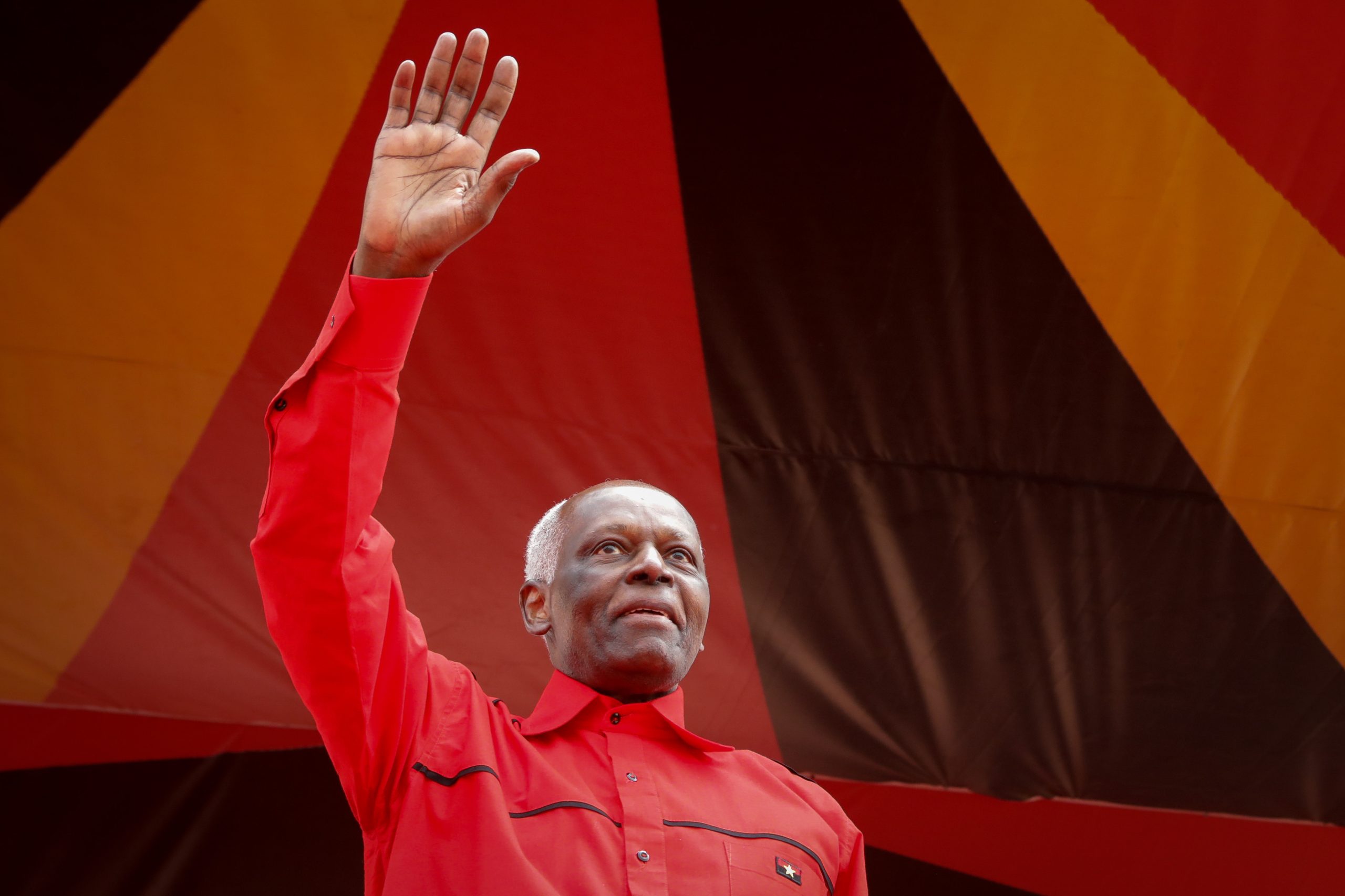 José Eduardo dos Santos deixa liderança do MPLA a 8 de setembro
