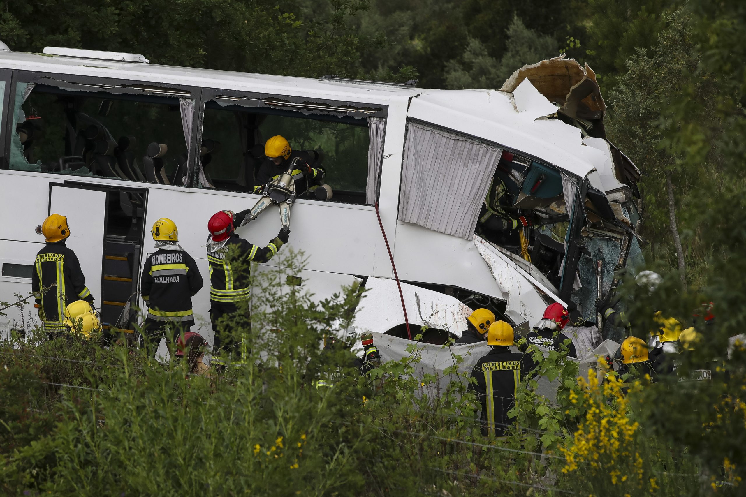 Acidente na A1 causou três mortos e há cinco pessoas em estado crítico. Circulação já foi retomada com condicionamentos