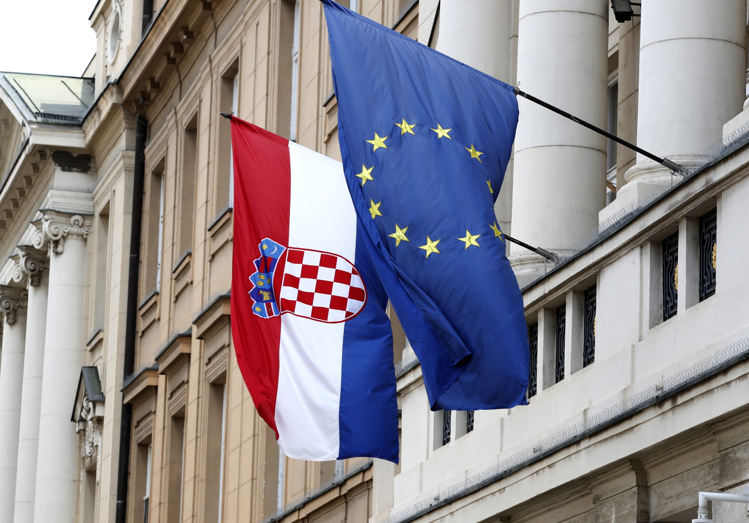 Croácia transita para a moeda única com sucesso, diz Comissão Europeia