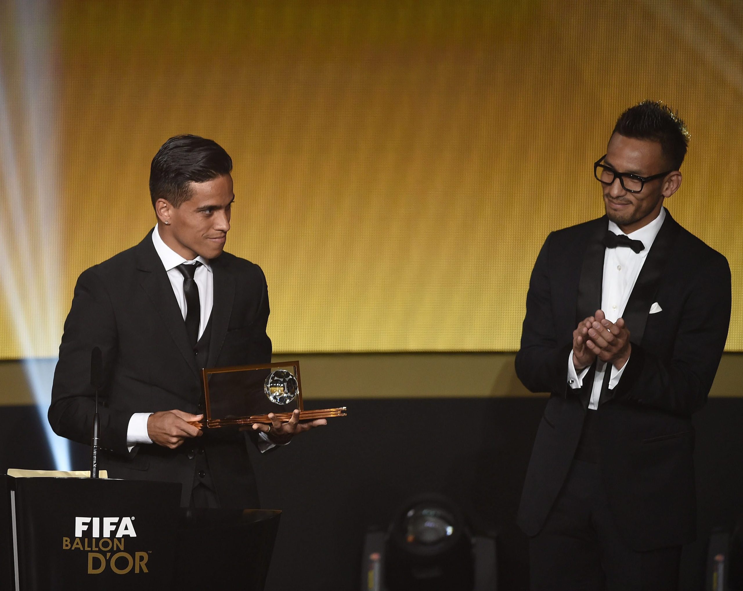 Marcou o melhor golo da FIFA em 2015. Agora joga futebol com as mãos