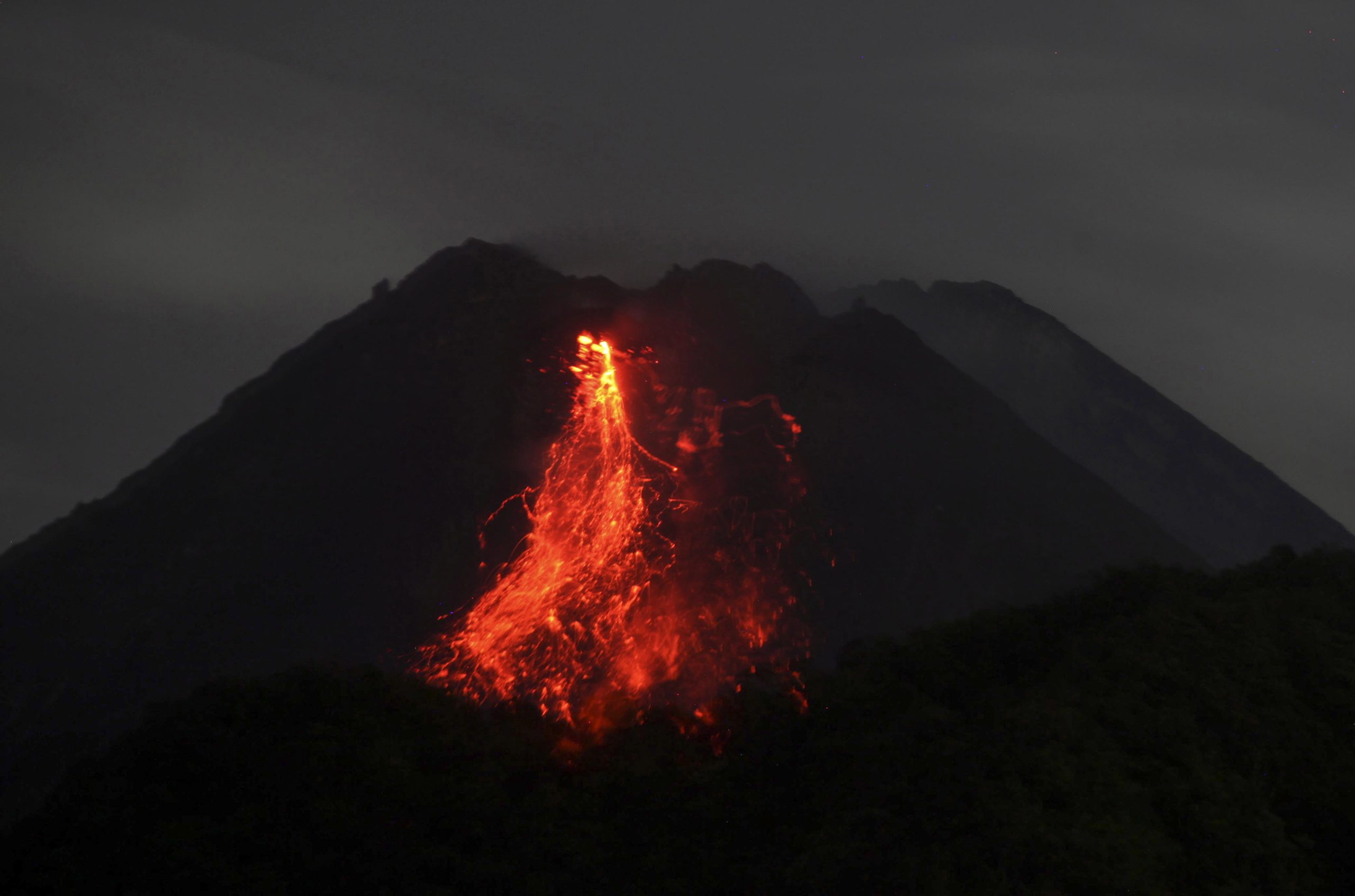 Vulcão mais ativo da Indonésia, o monte Merapi, entrou em erupção